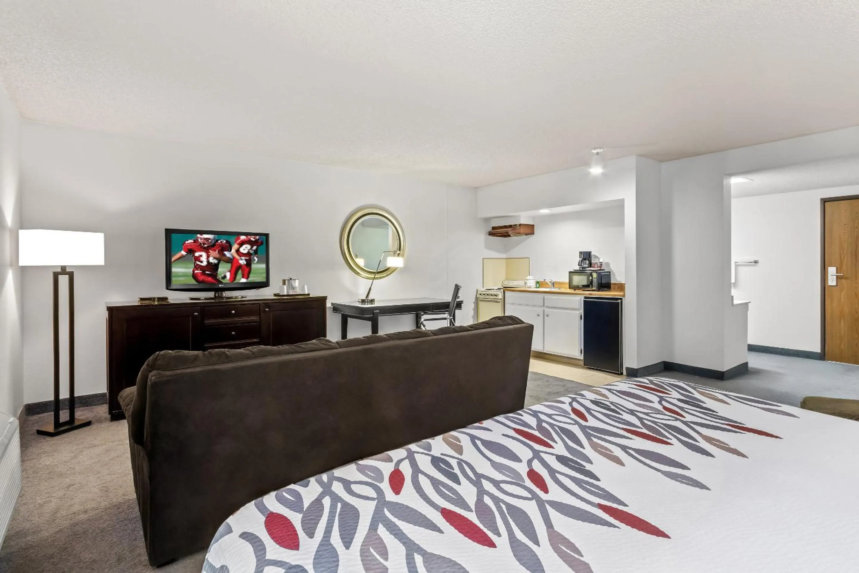 Bedroom, Bed in Red Roof Inn Ridgecrest