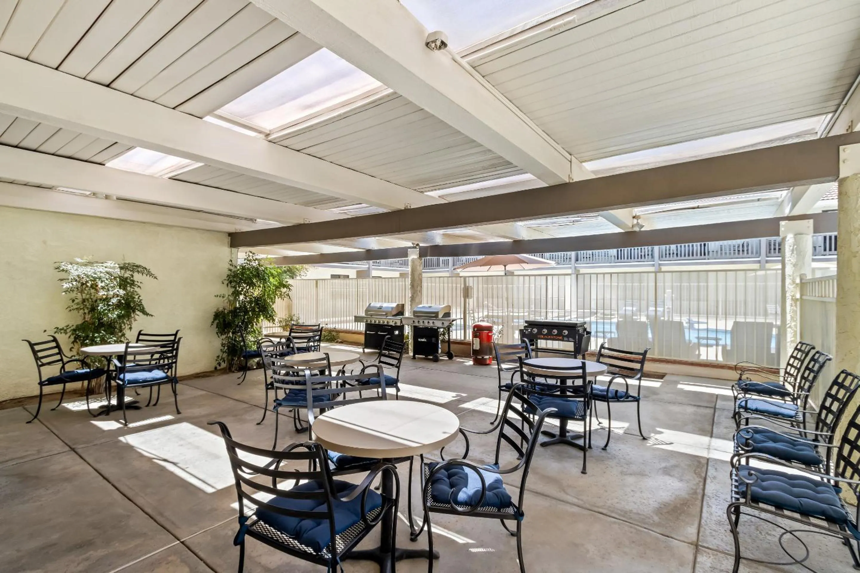 Inner courtyard view in Red Roof Inn Ridgecrest
