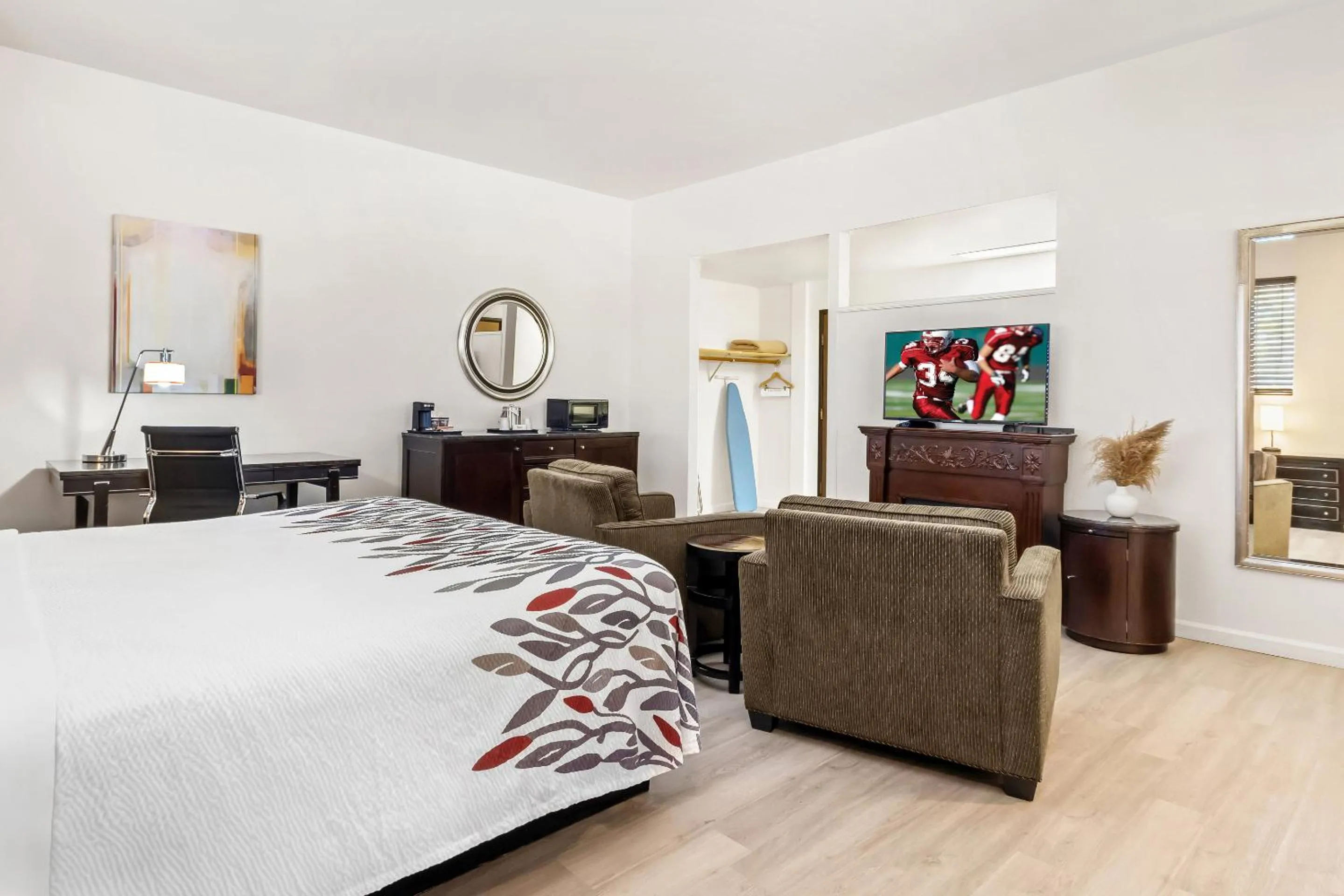 Bedroom, Bed in Red Roof Inn Ridgecrest