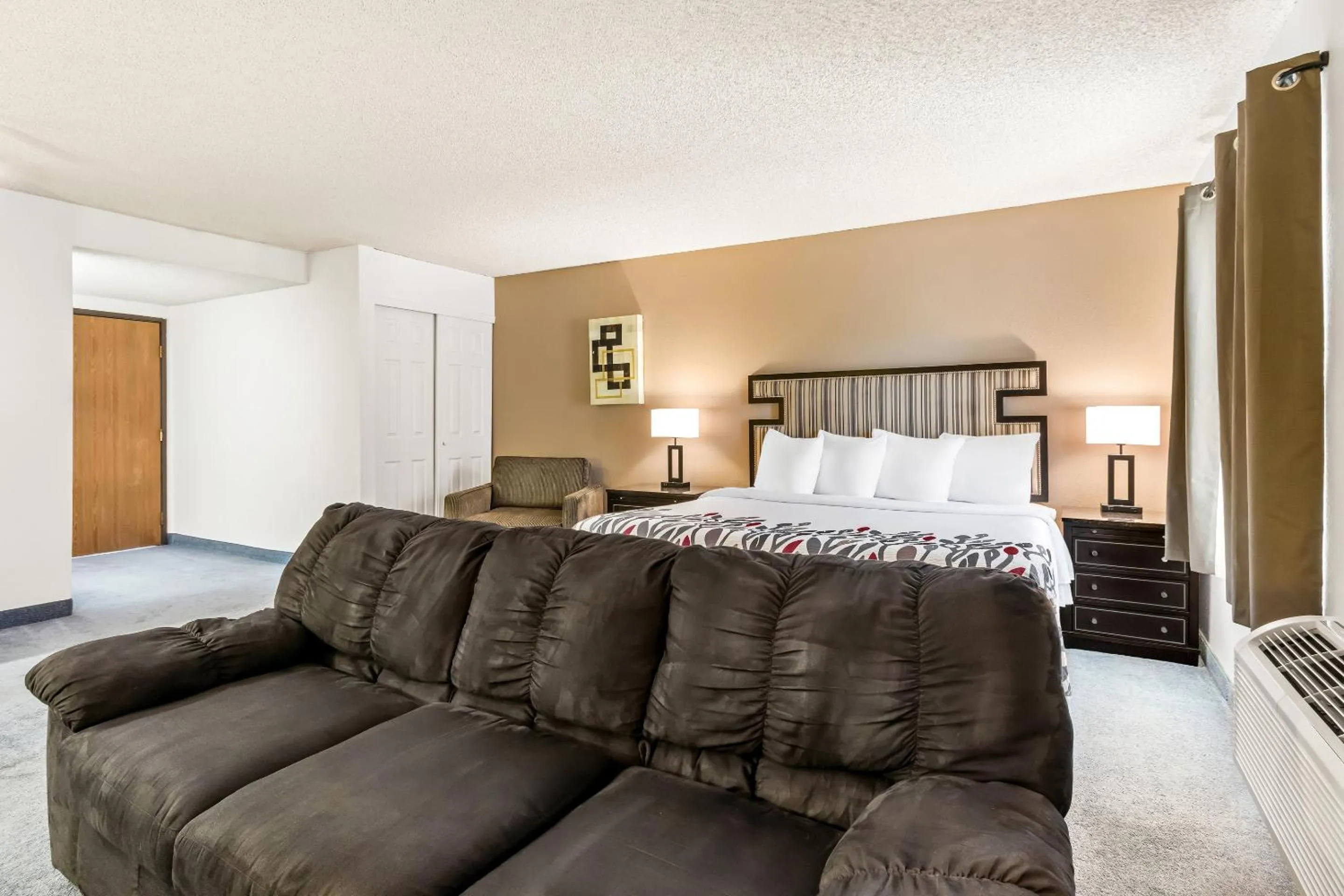 Bedroom, Bed in Red Roof Inn Ridgecrest