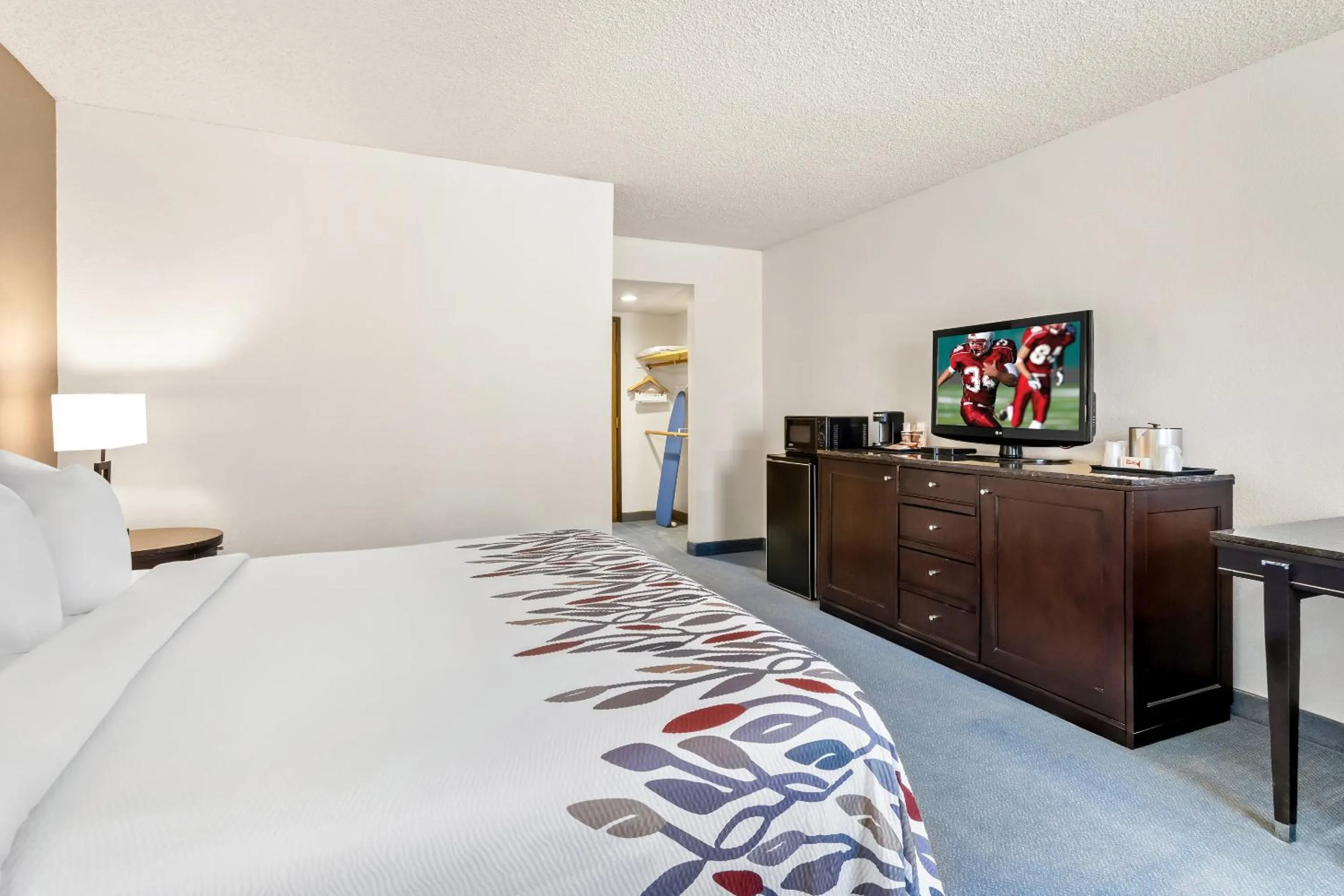 Bedroom, Bed in Red Roof Inn Ridgecrest
