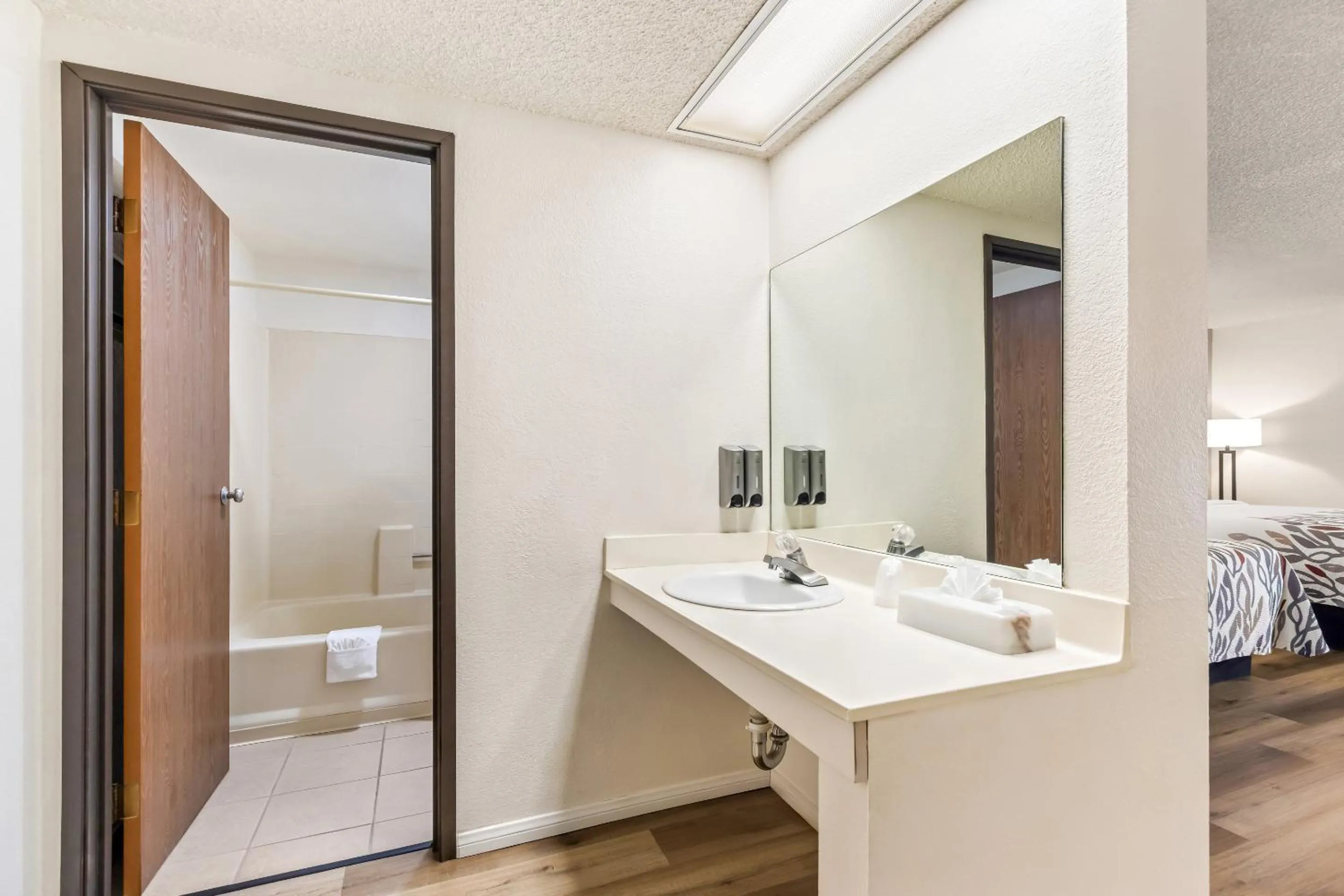 Bathroom, Bed in Red Roof Inn Ridgecrest