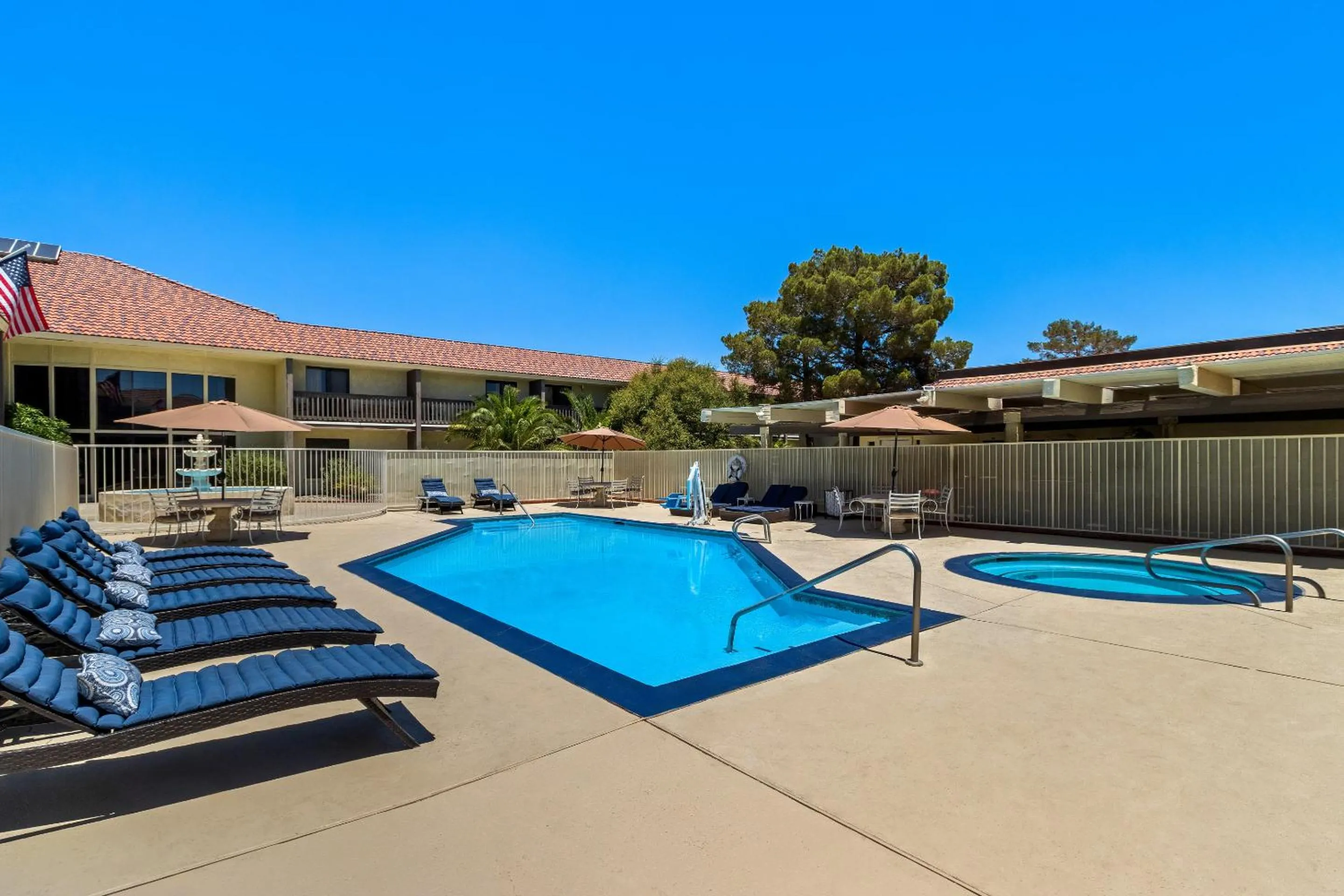 Swimming pool in Red Roof Inn Ridgecrest
