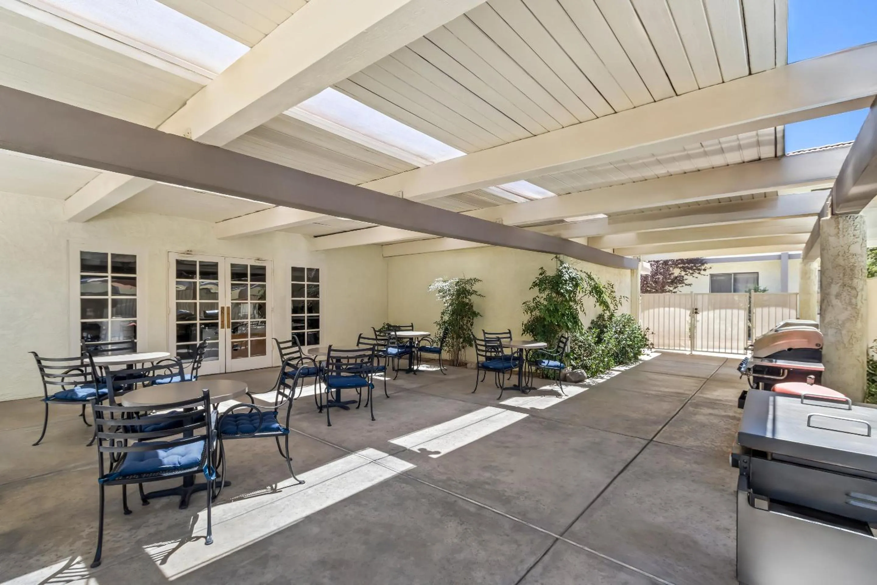 Inner courtyard view in Red Roof Inn Ridgecrest