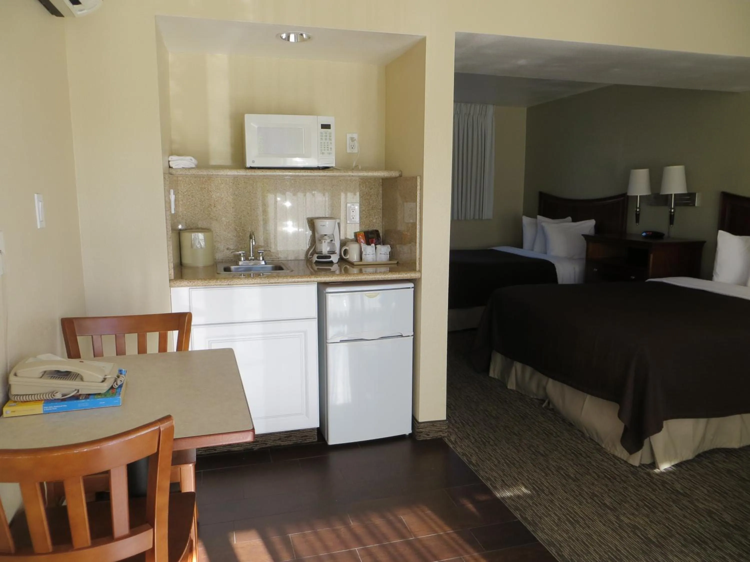 Kitchen or kitchenette, Bed in Coronet Motel