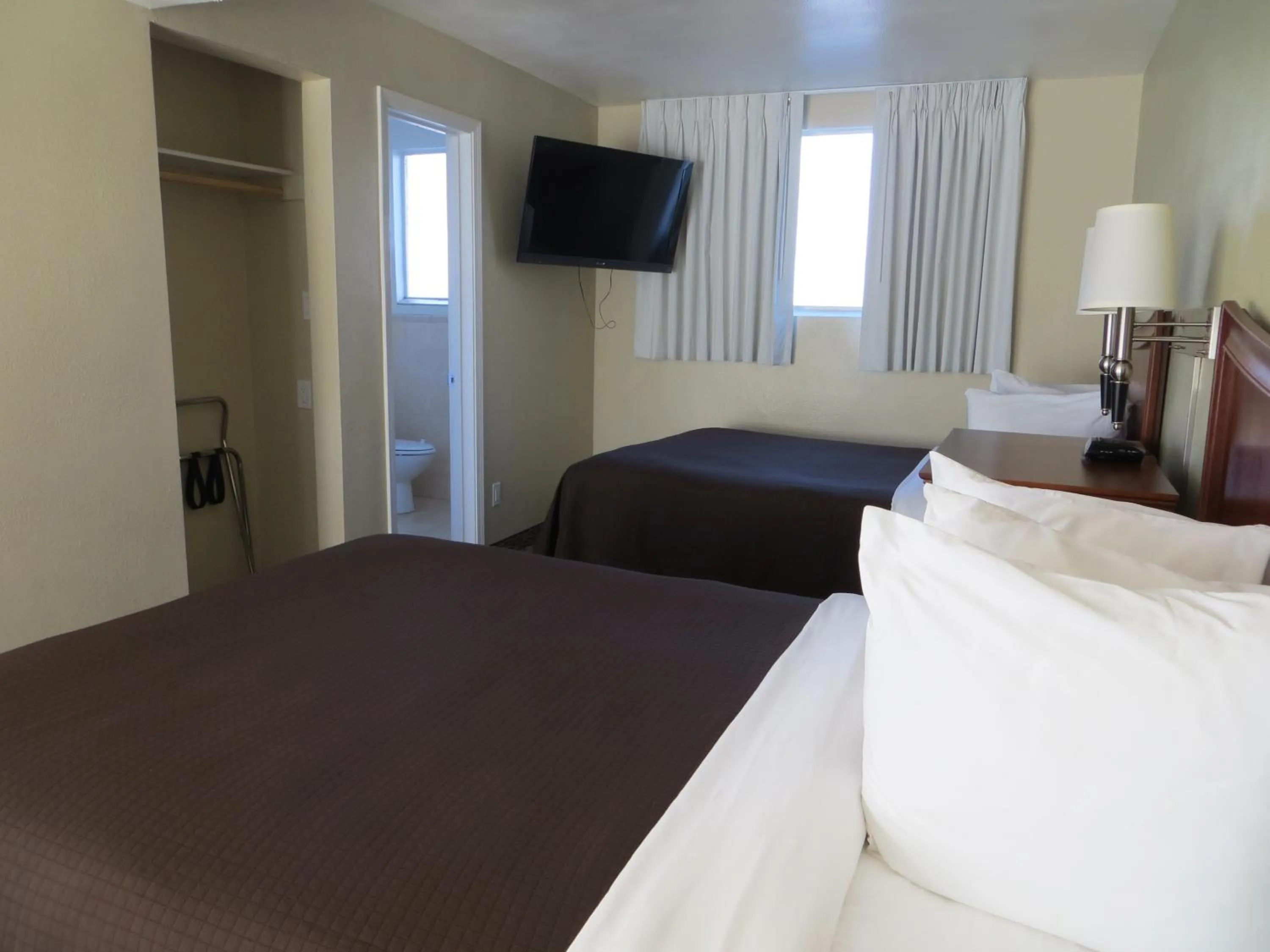 Photo of the whole room, Bed in Coronet Motel