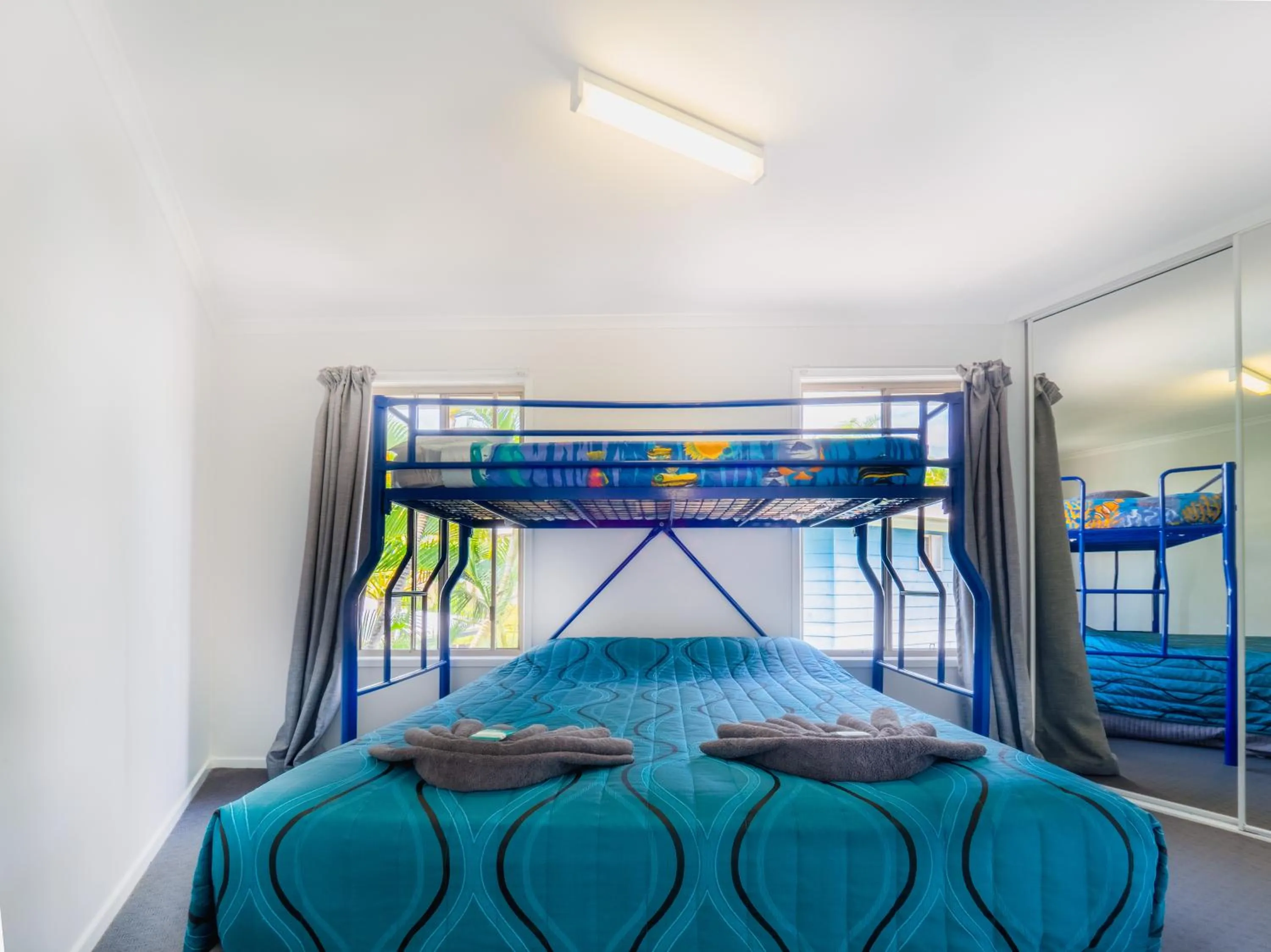 Bed in Boyne Island Motel and Villas