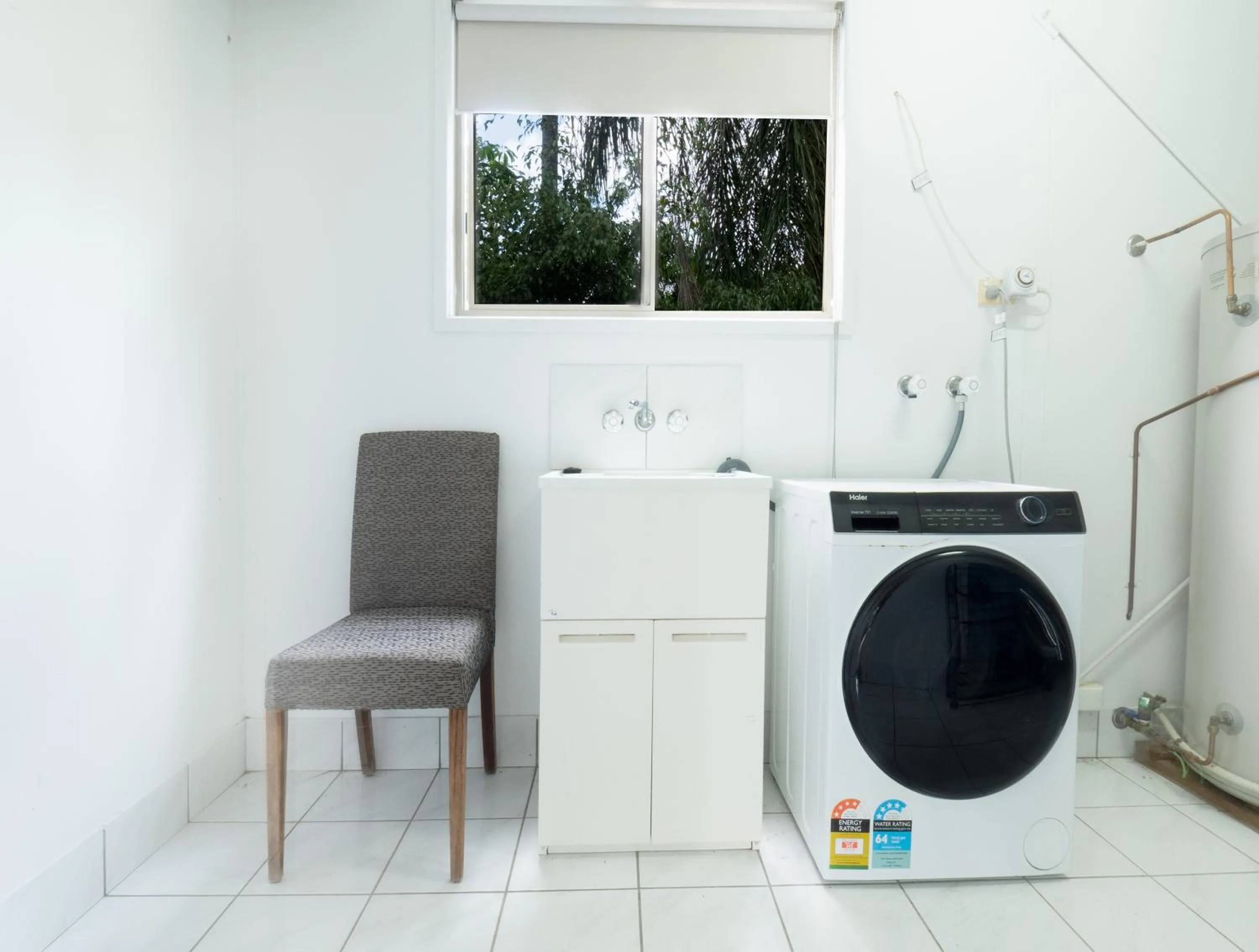 washing machine in Boyne Island Motel and Villas