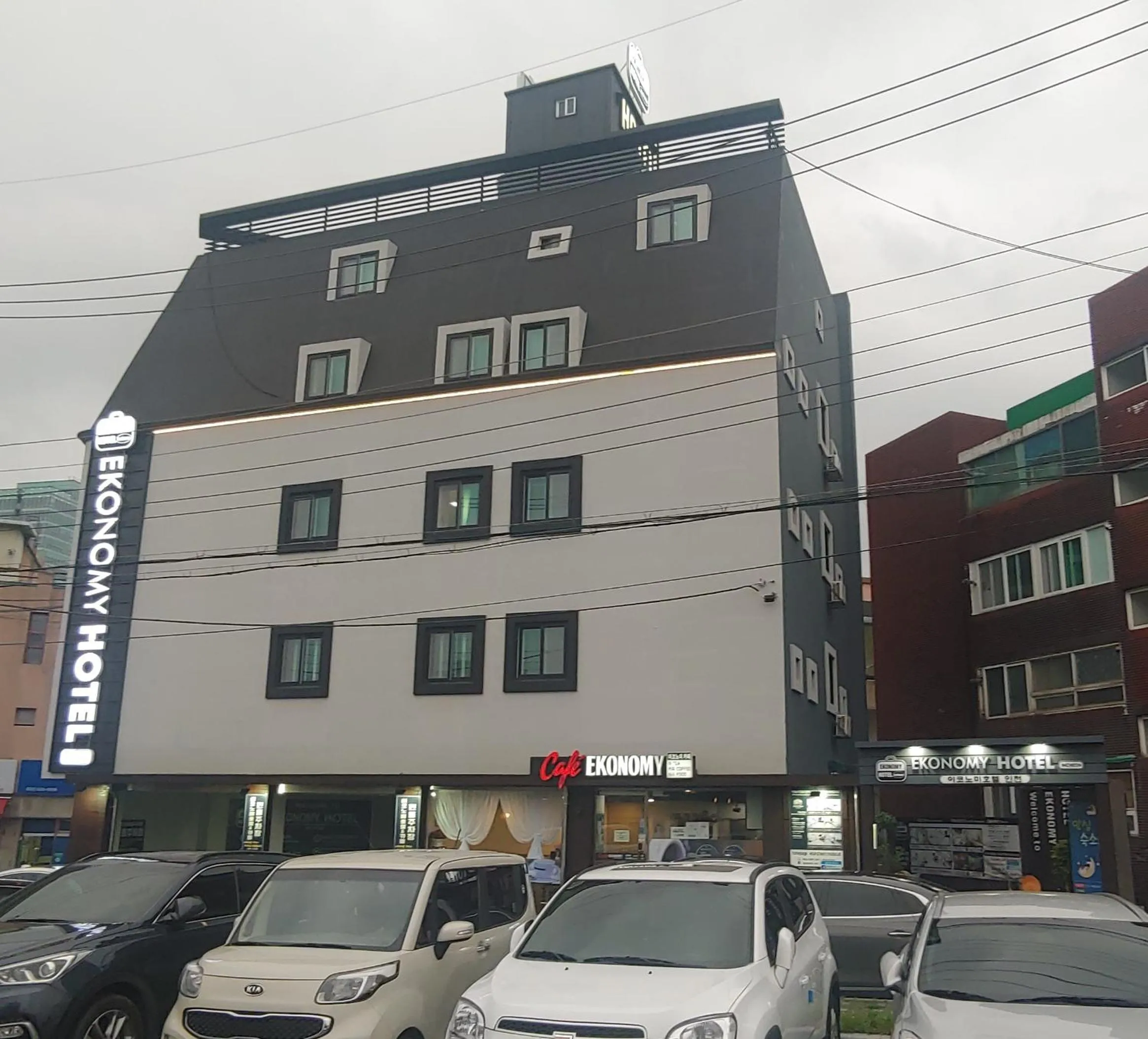 Property building in Ekonomy Hotel Incheon