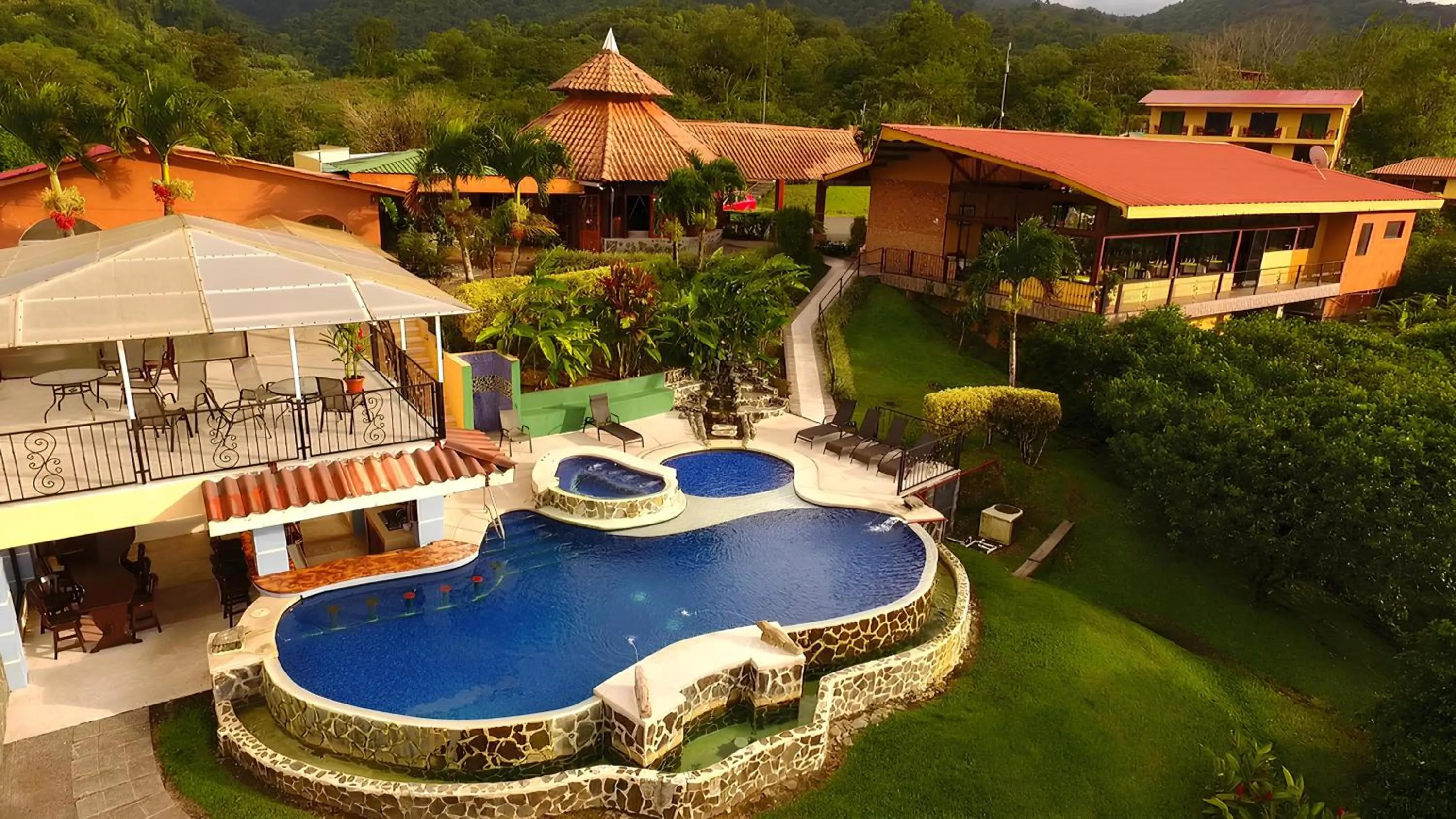 Swimming pool in Hotel Linda Vista