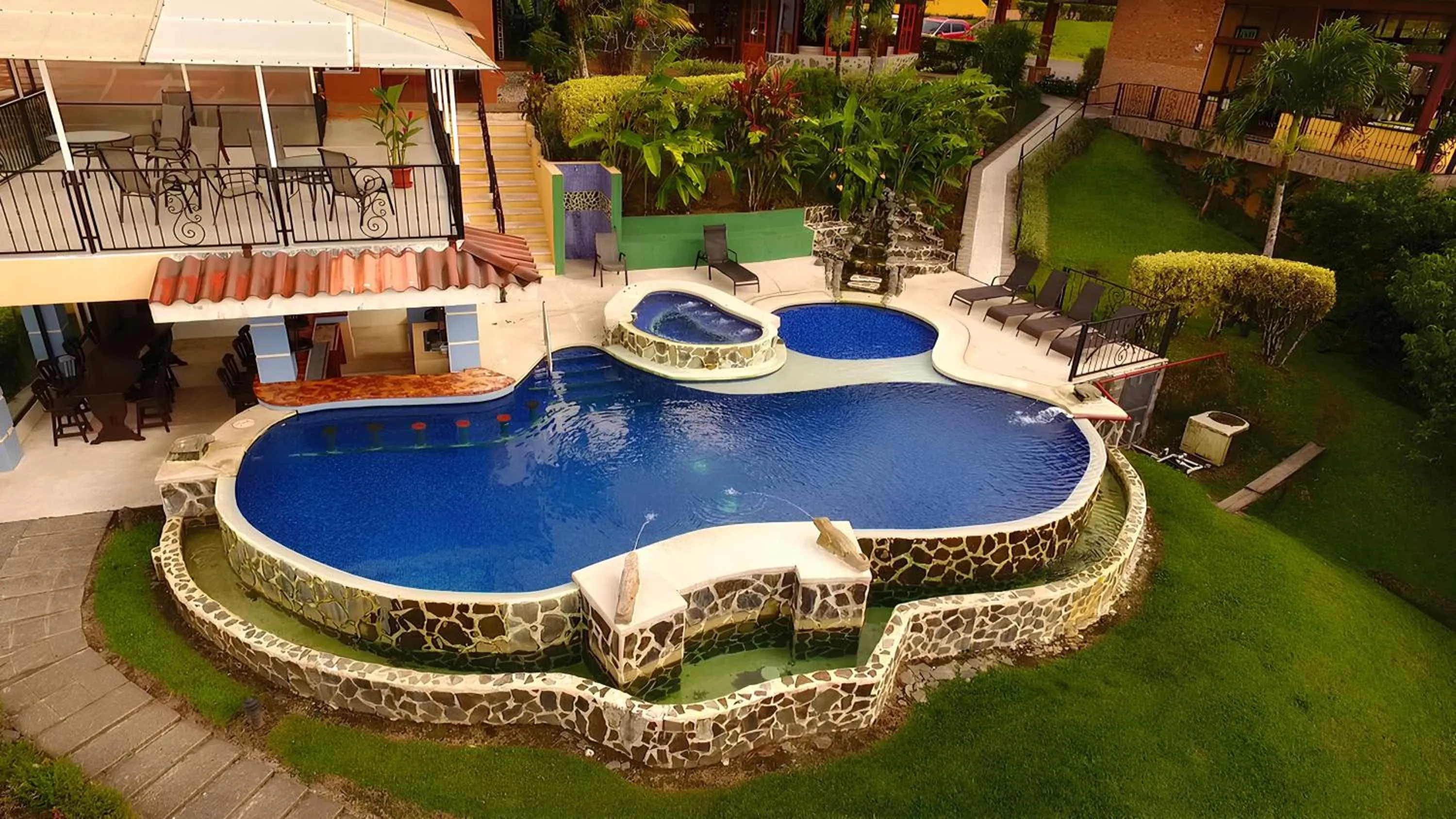 Swimming pool in Hotel Linda Vista