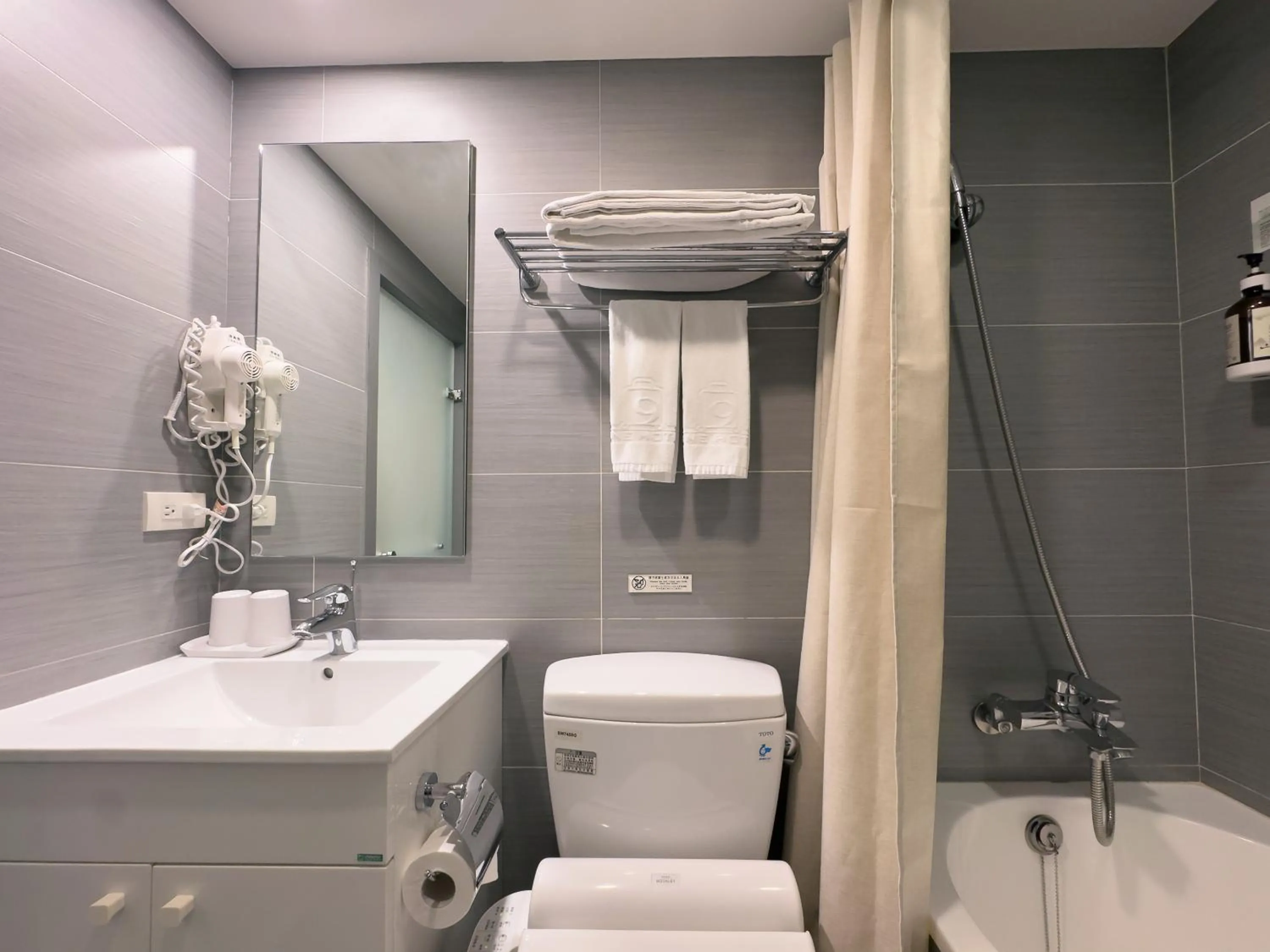 Toilet in 9ine Hotel