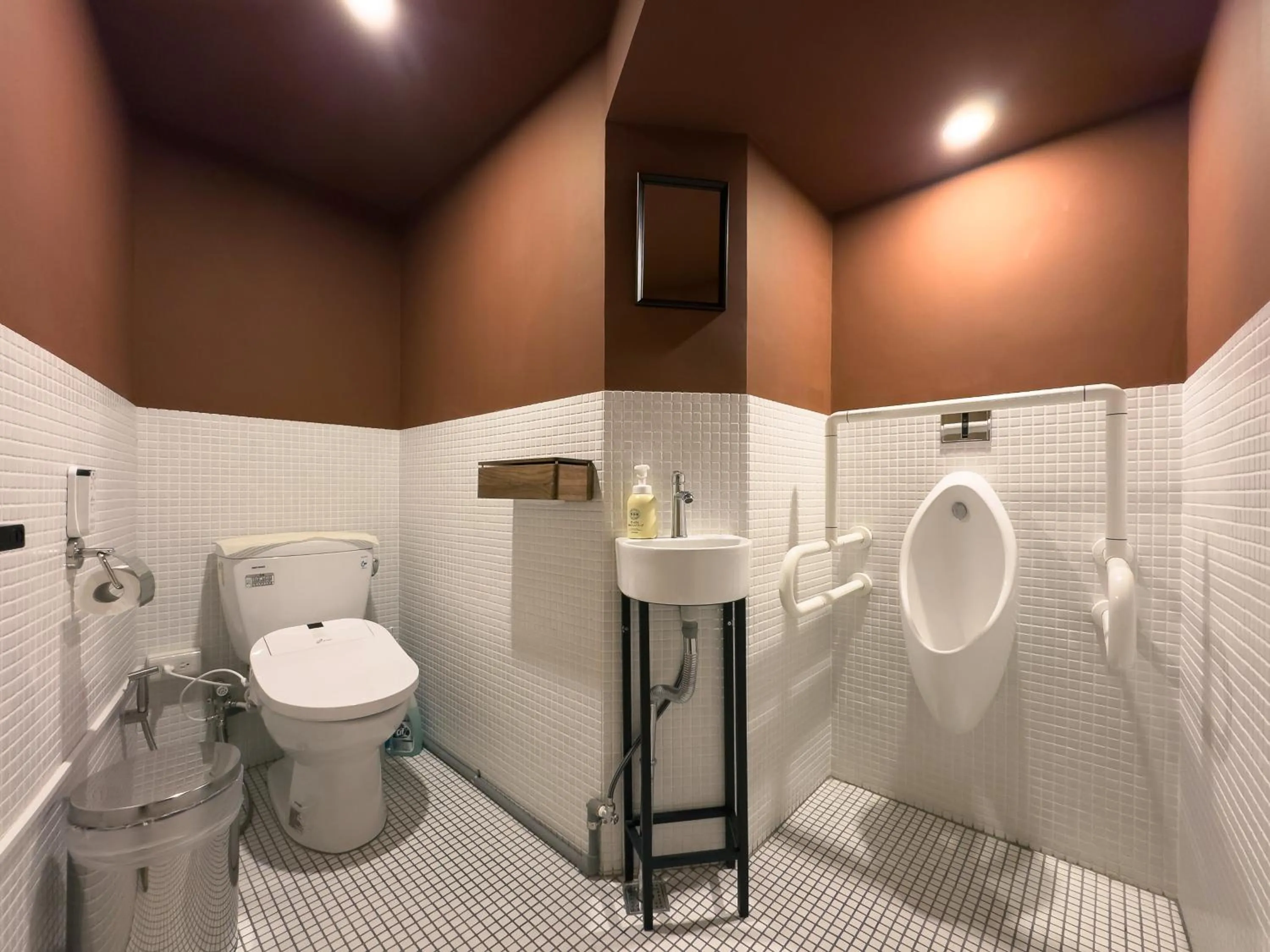 Toilet in 9ine Hotel