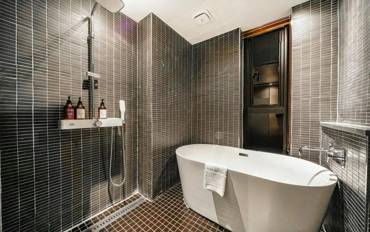 Shower in Haeundae The Van Hotel