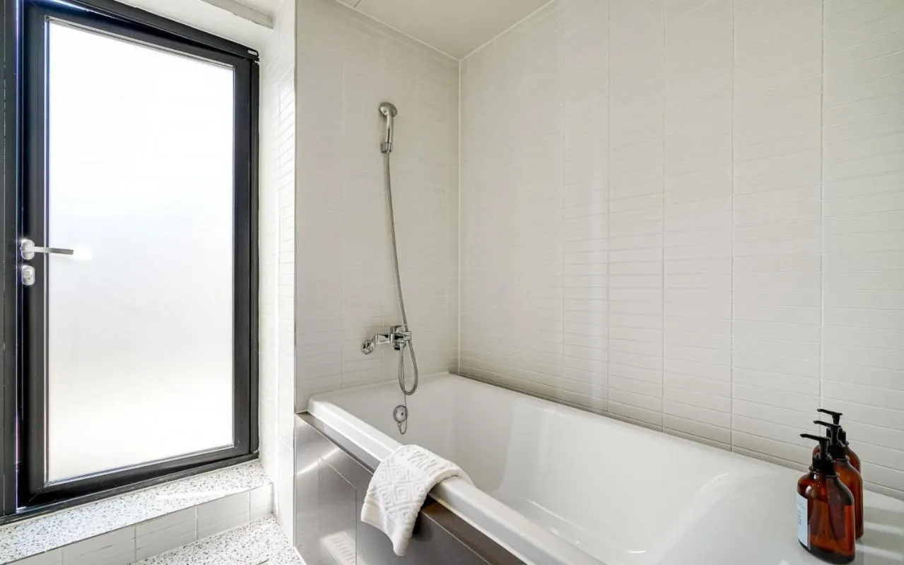 Shower in Haeundae The Van Hotel