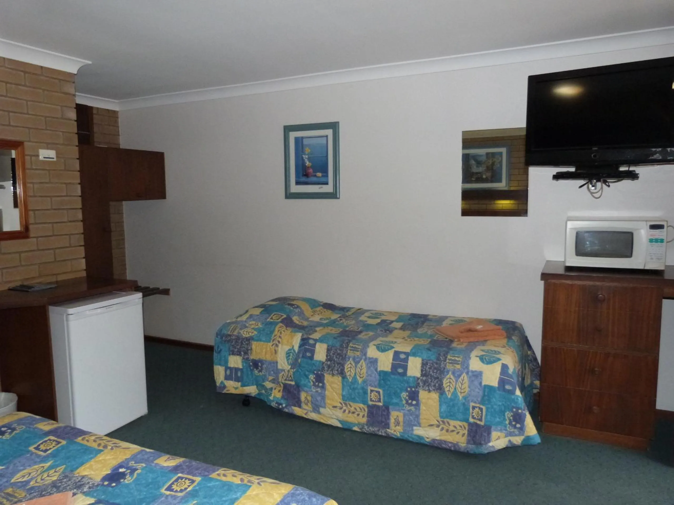 TV and multimedia, Bed in Wintersun Motel