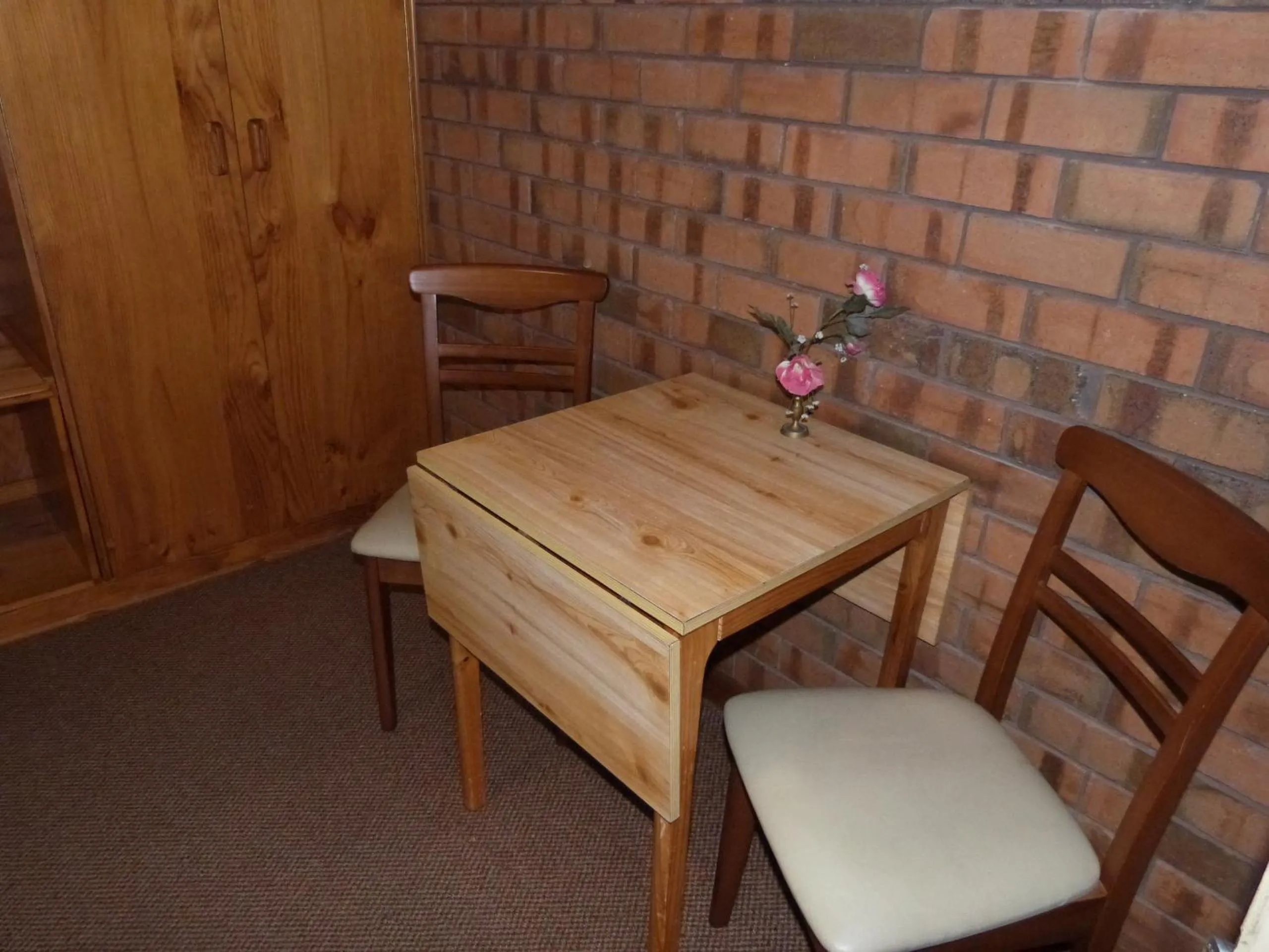 Dining area in Wintersun Motel