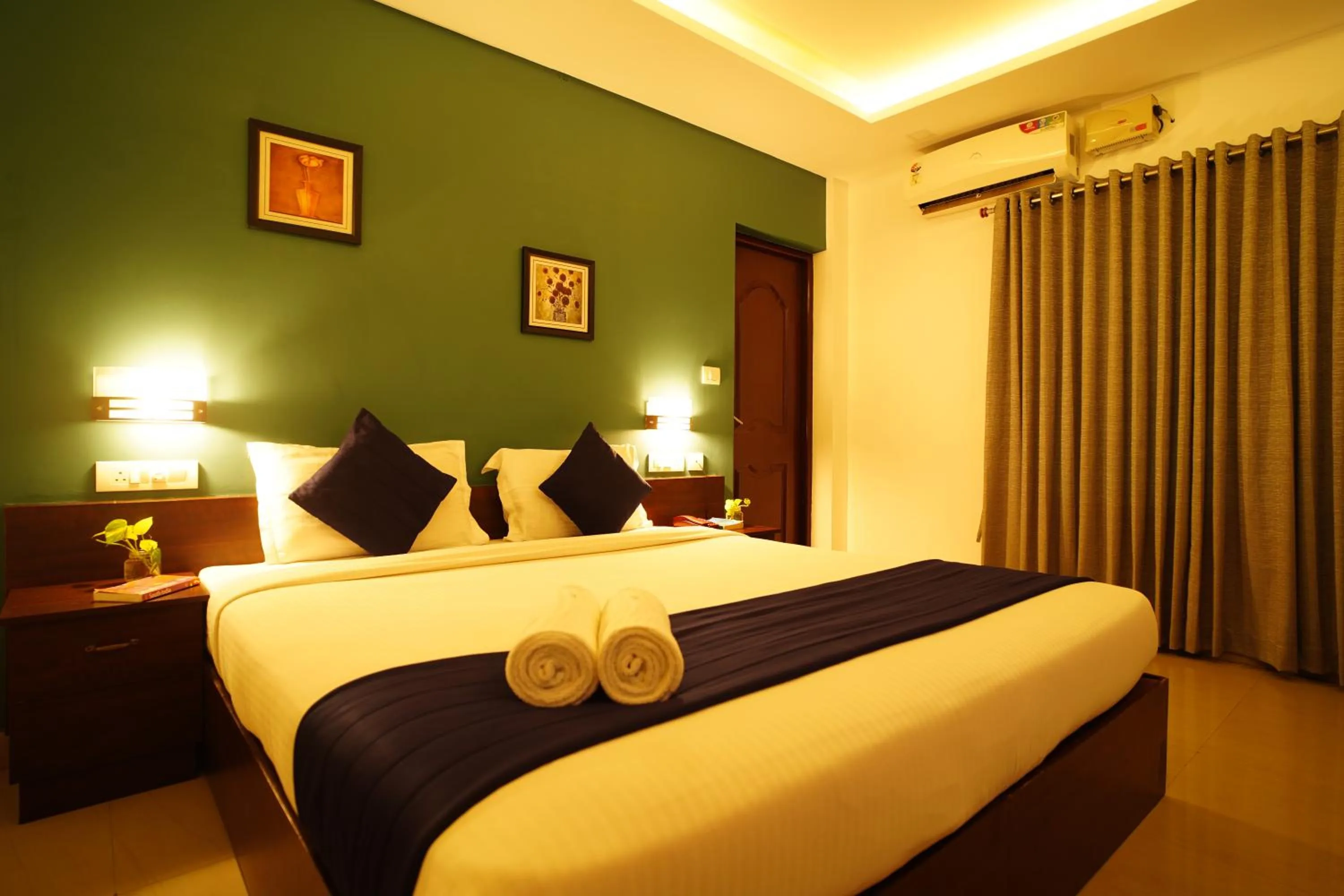 Bedroom, Bed in North Centre