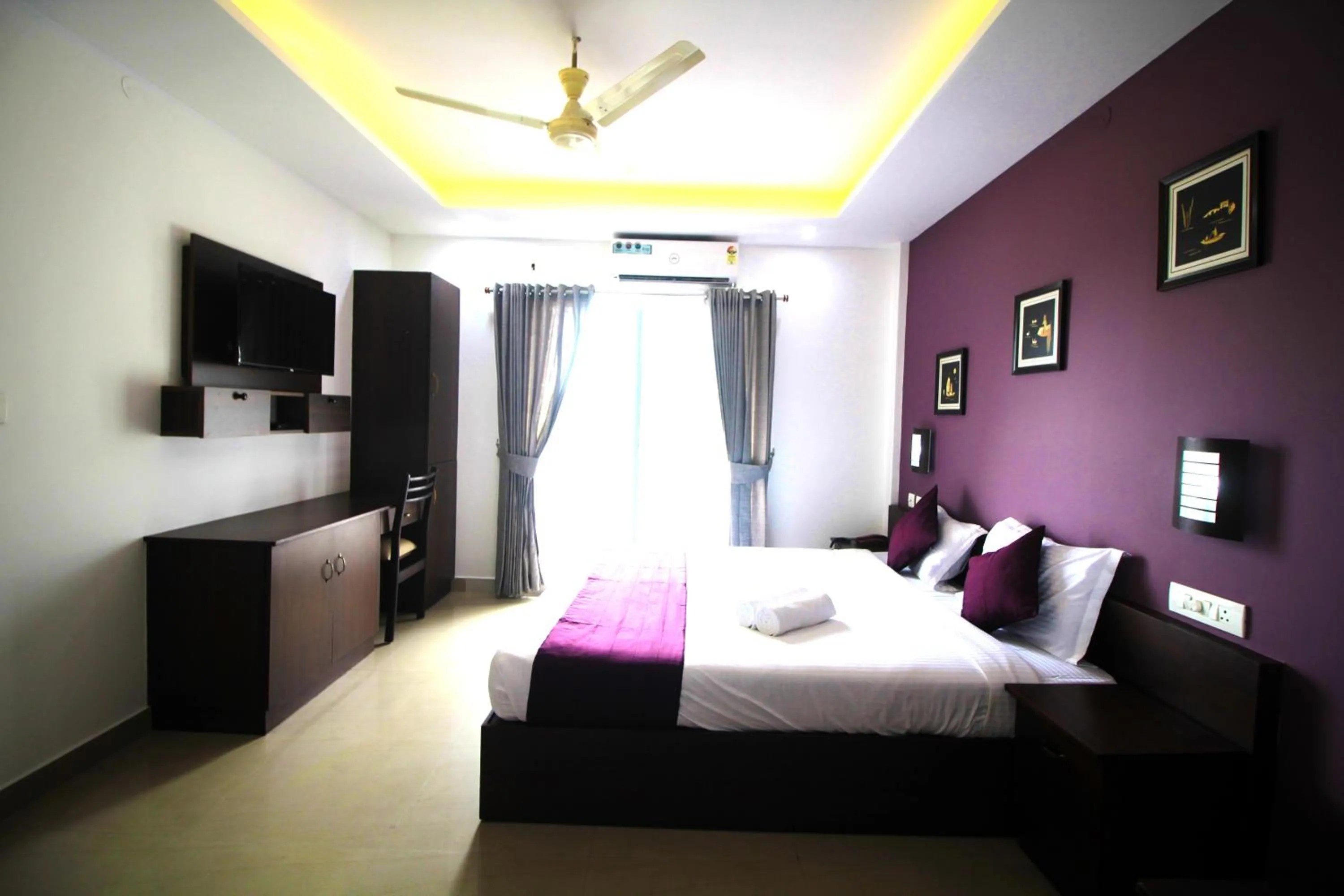 Photo of the whole room, Bed in North Centre