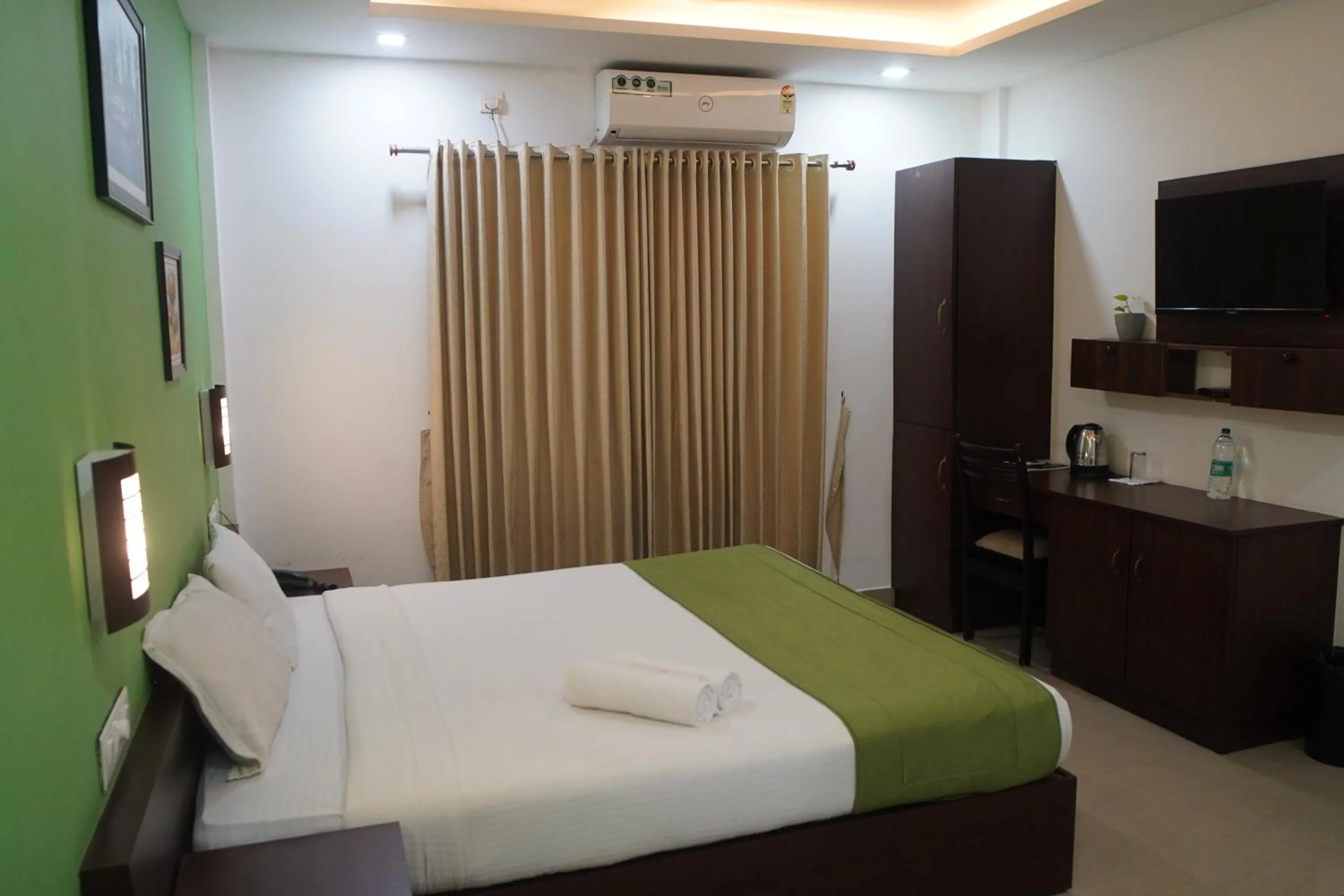 Bedroom, Bed in North Centre