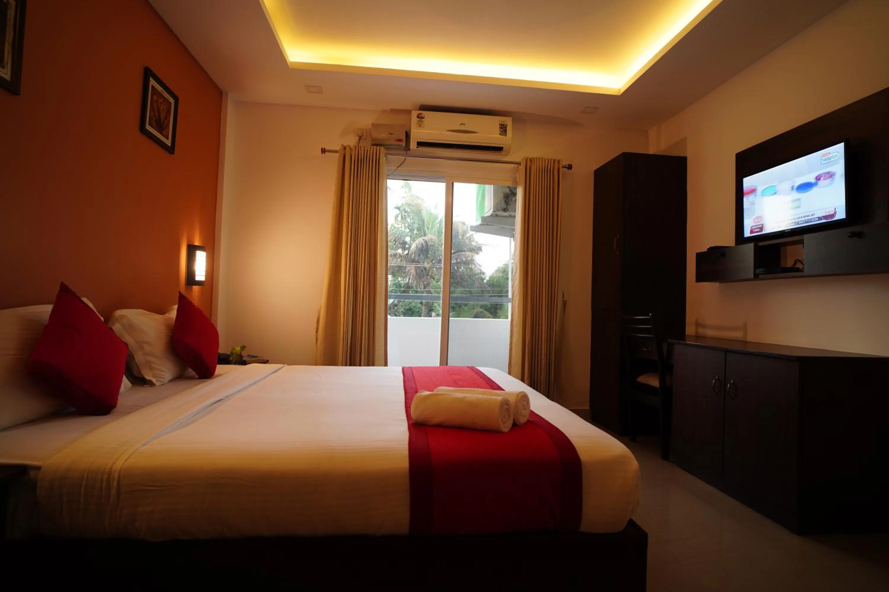 Photo of the whole room, Bed in North Centre