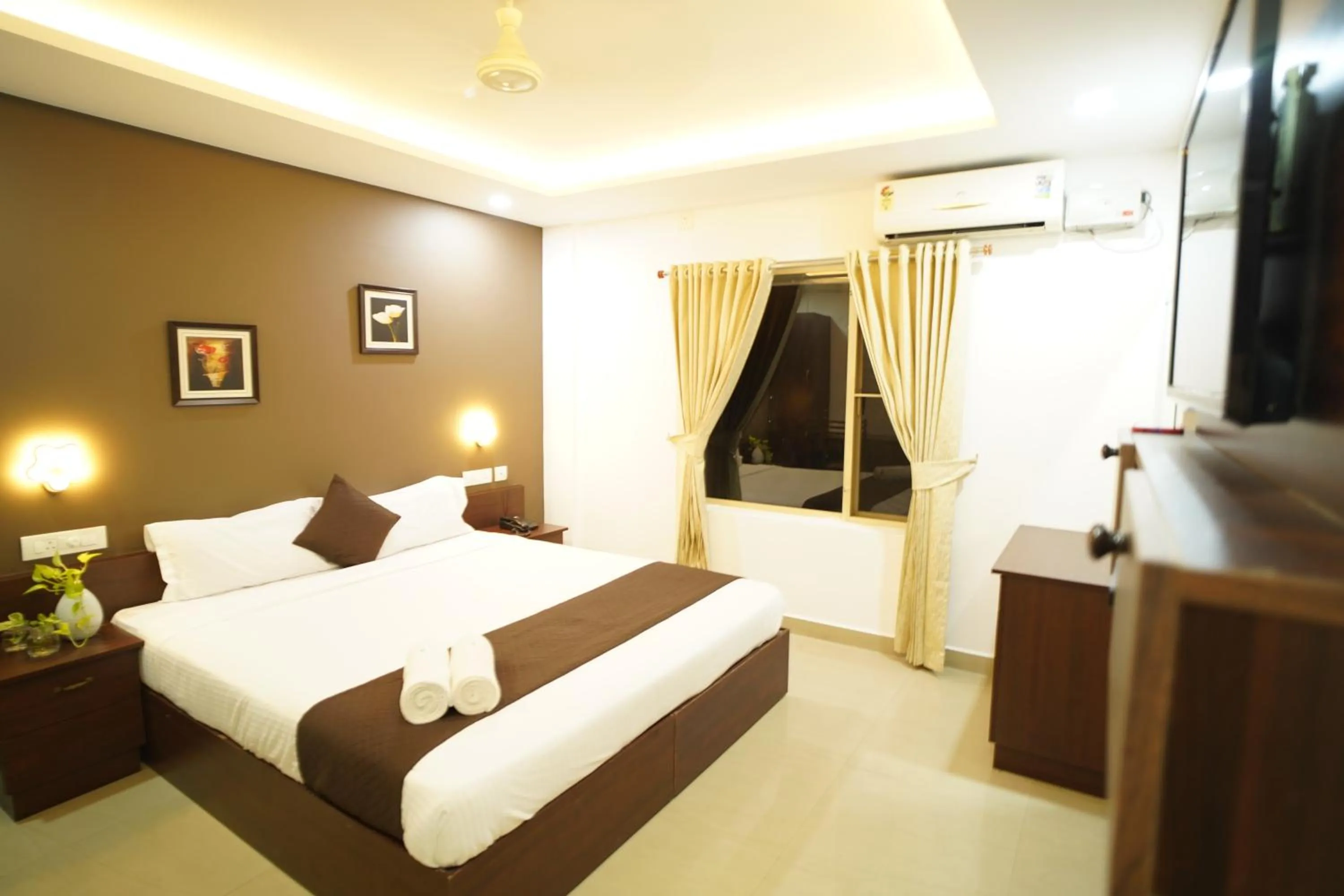 Photo of the whole room, Bed in North Centre