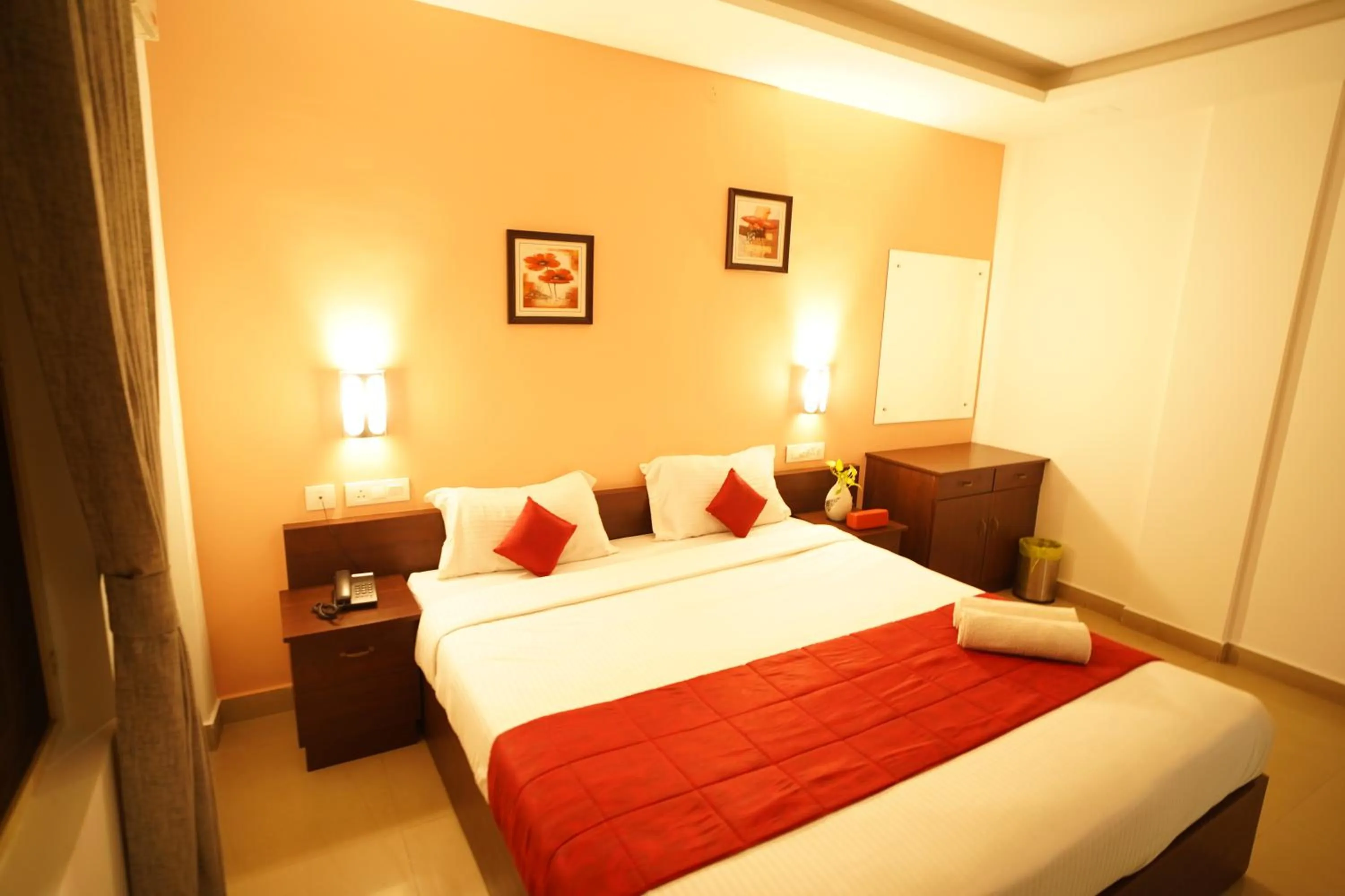 Photo of the whole room, Bed in North Centre