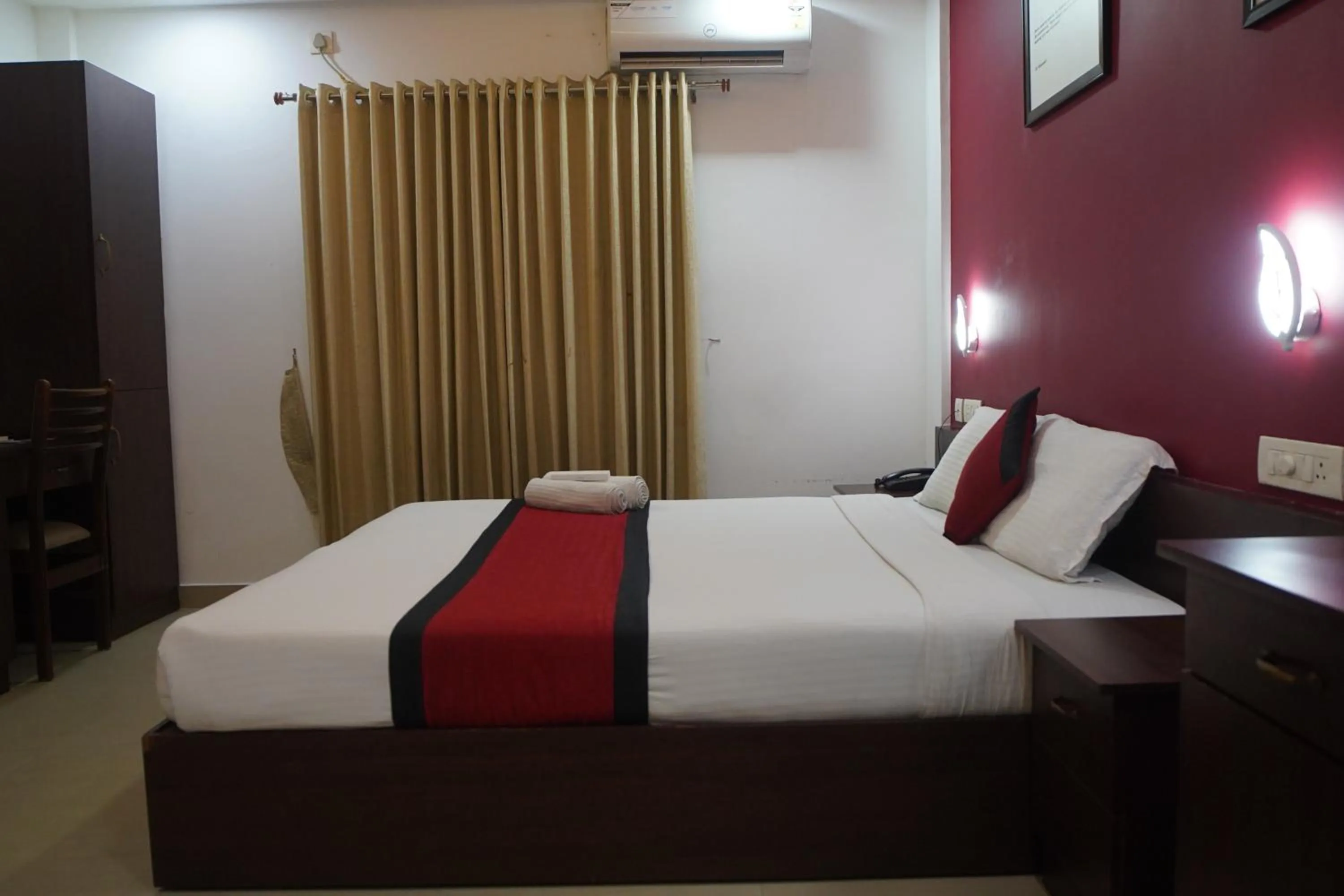 Bedroom, Bed in North Centre