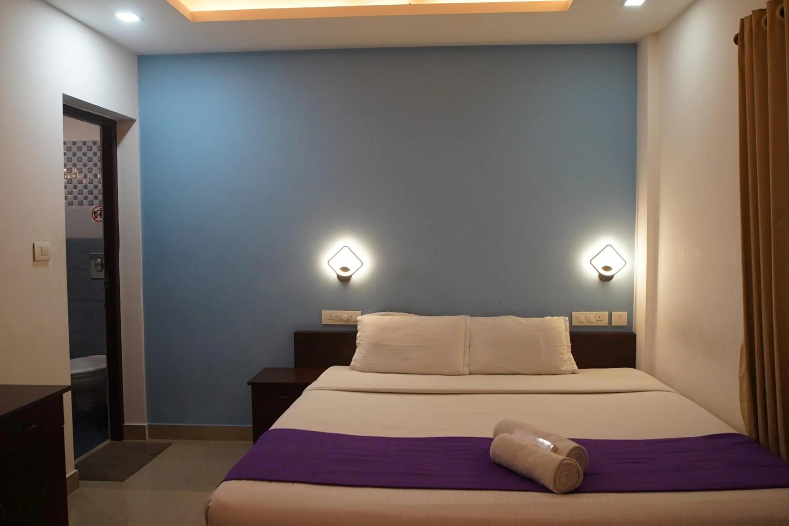 Bedroom, Bed in North Centre