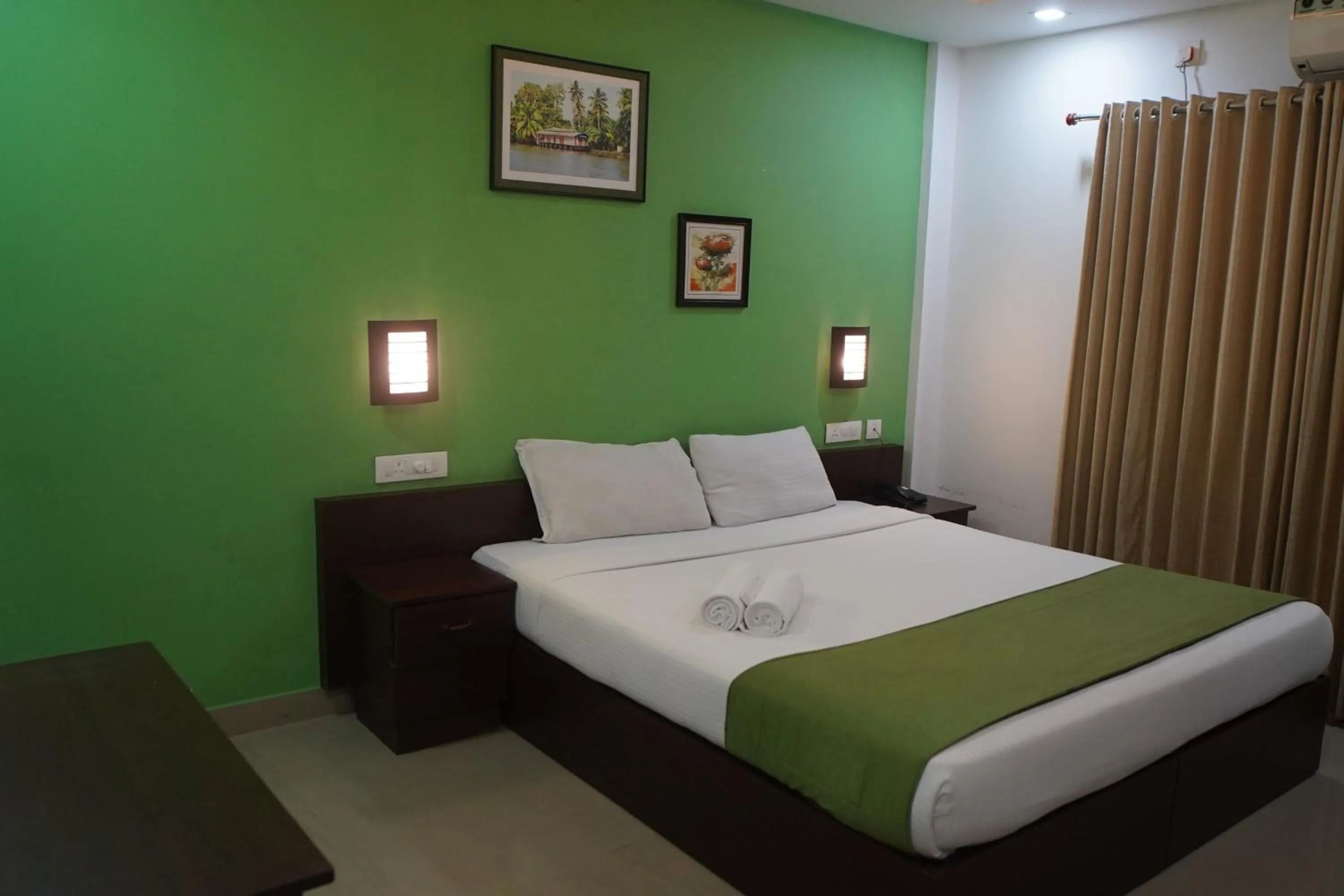 Bedroom, Bed in North Centre