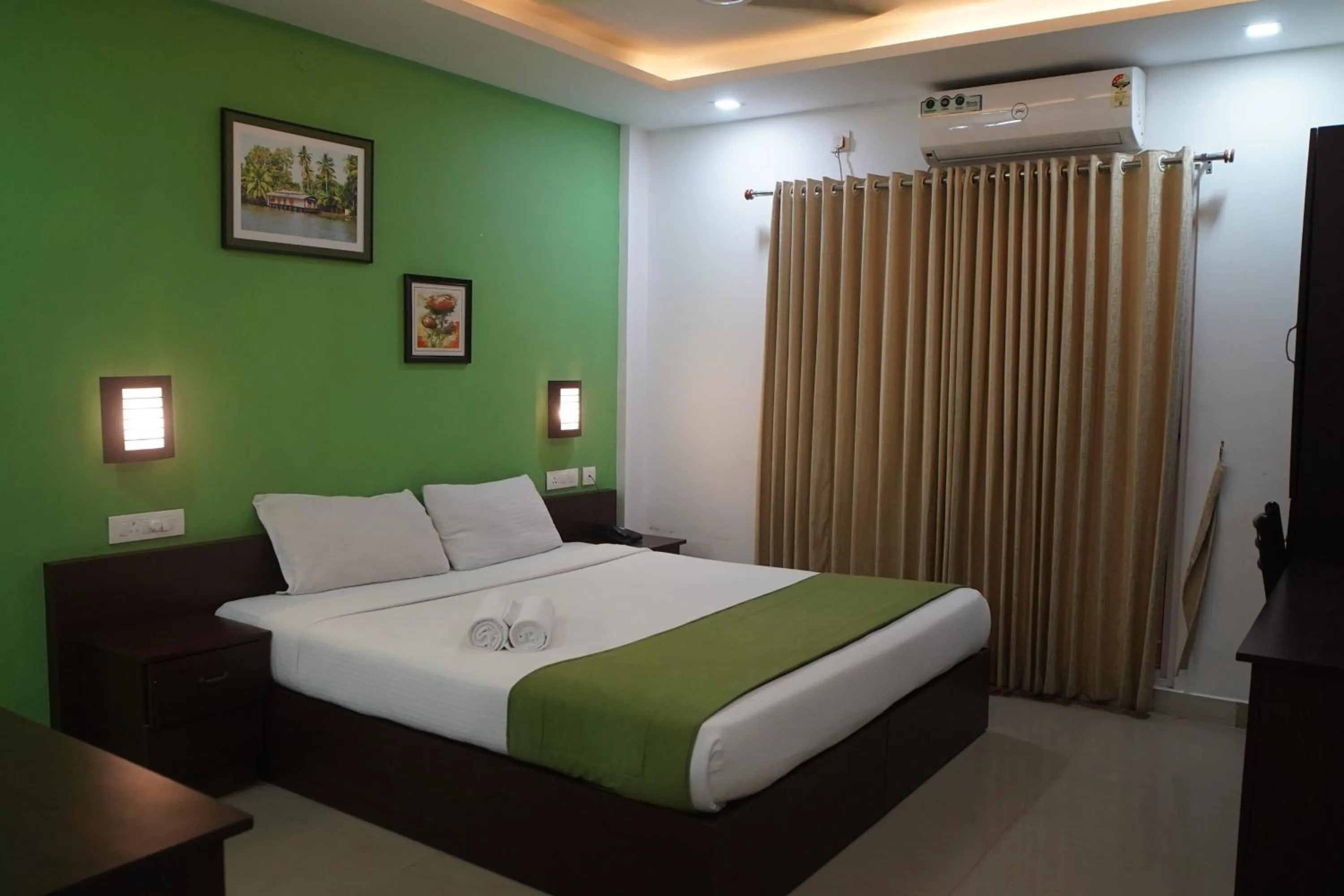 Bedroom, Bed in North Centre