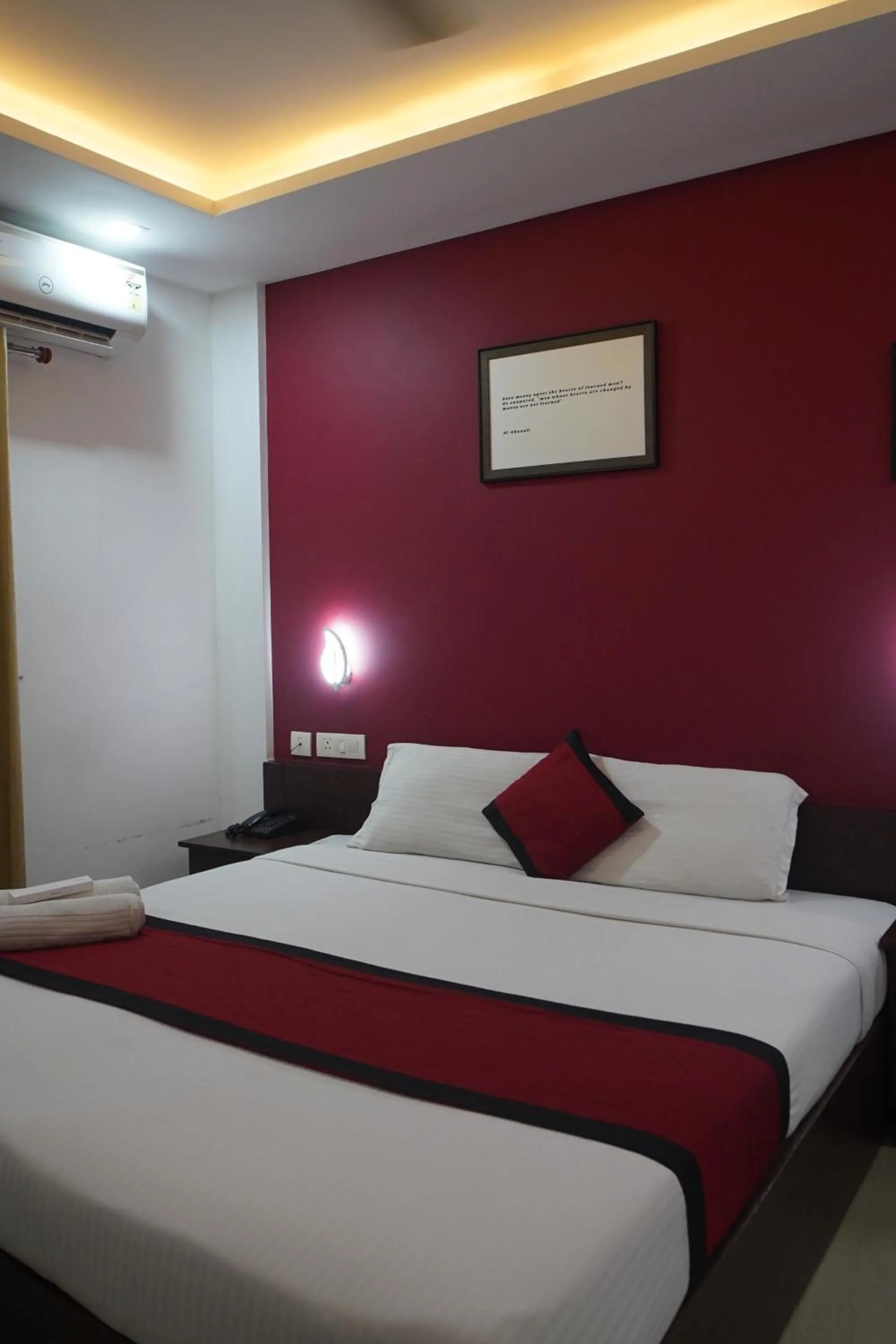 Bedroom, Bed in North Centre