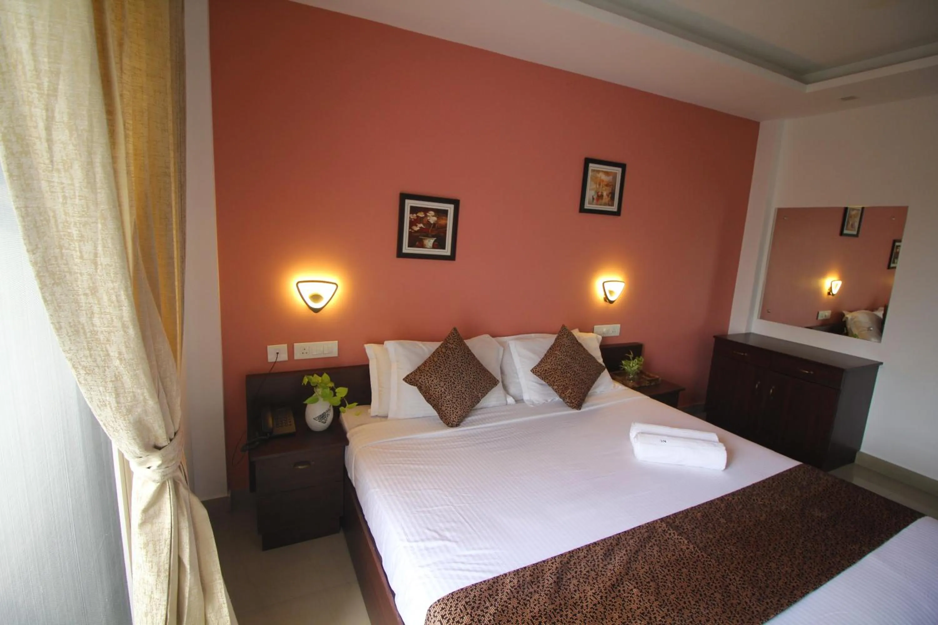 Bedroom, Bed in North Centre