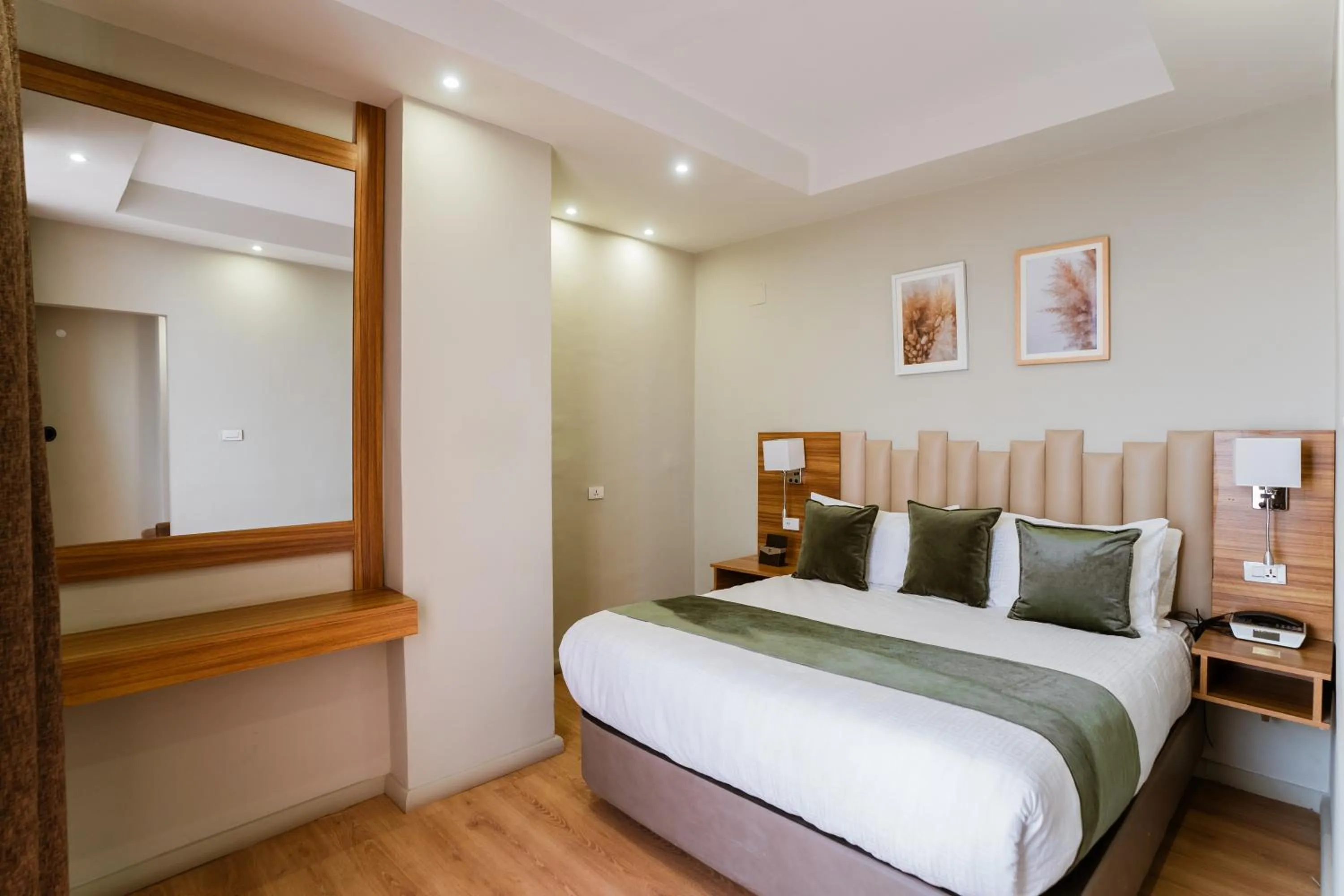 Bedroom, Bed in Monarch Hotel