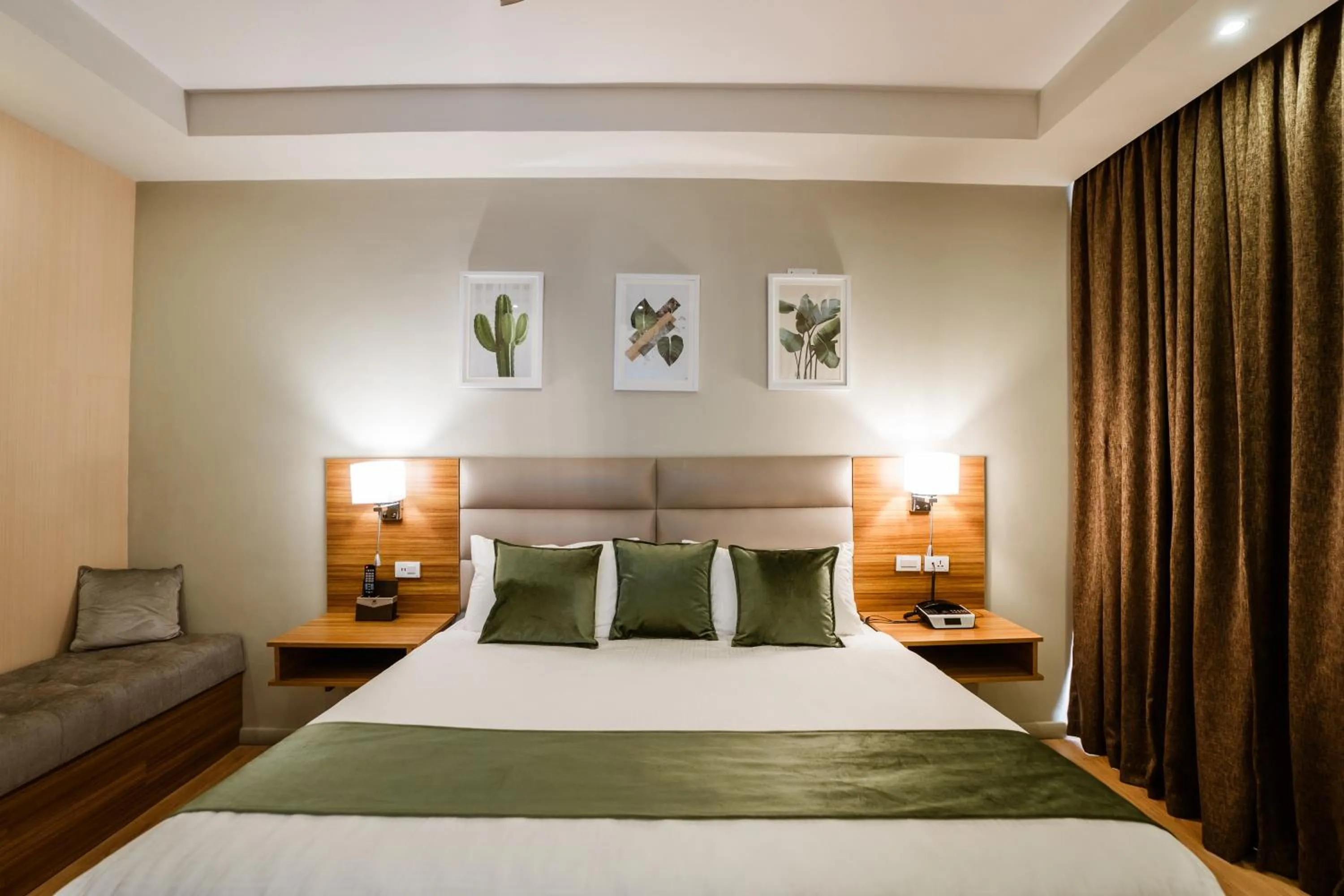 Bedroom, Bed in Monarch Hotel