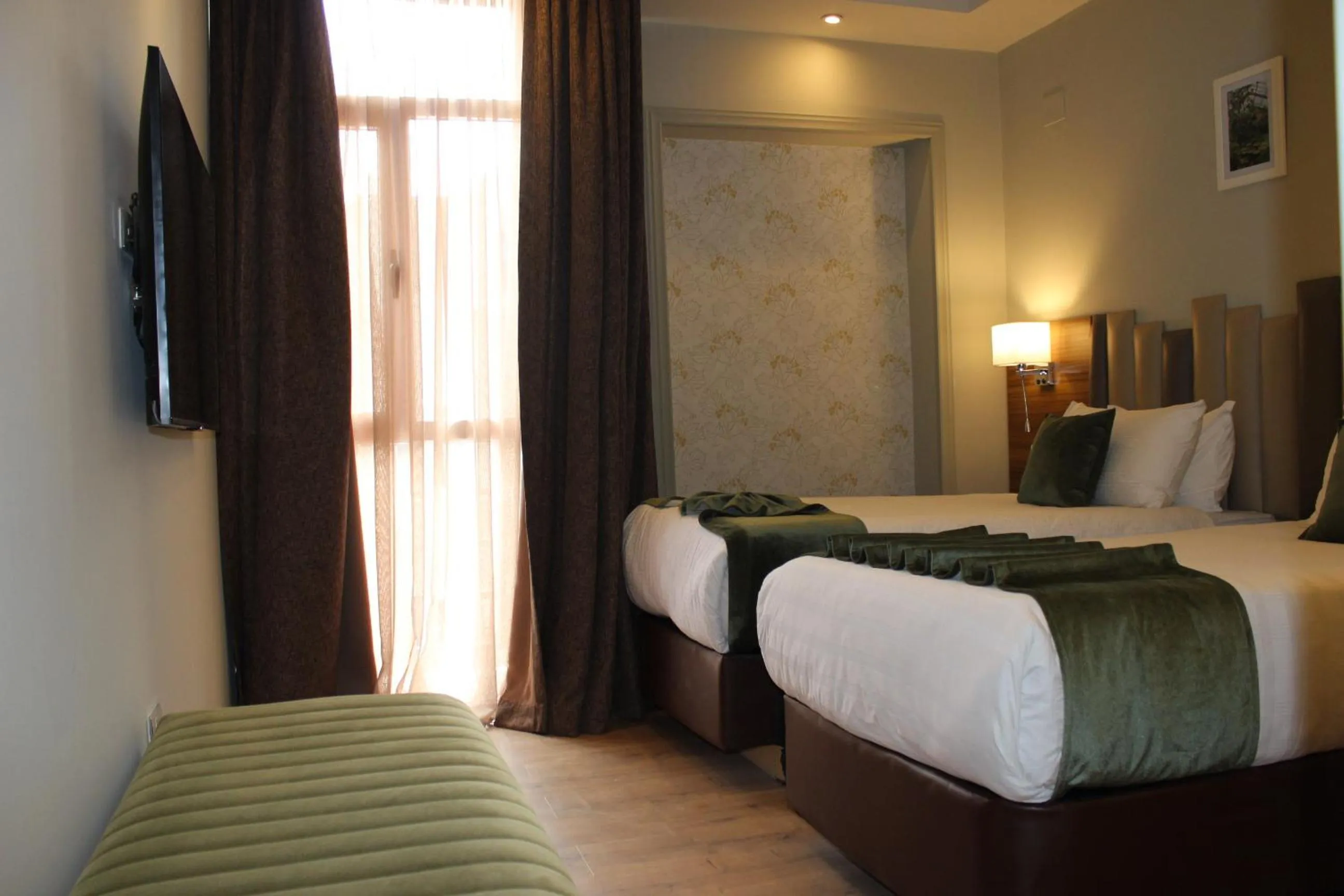 Bedroom, Bed in Monarch Hotel