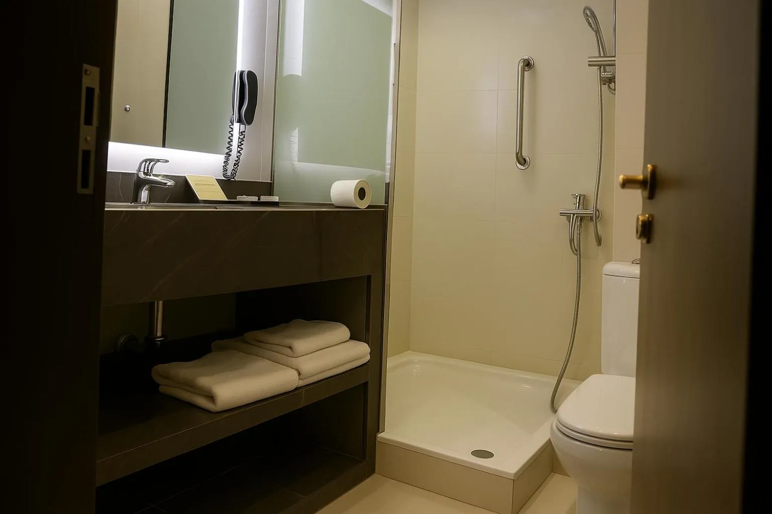 Bathroom in Raviz Center Point Hotel