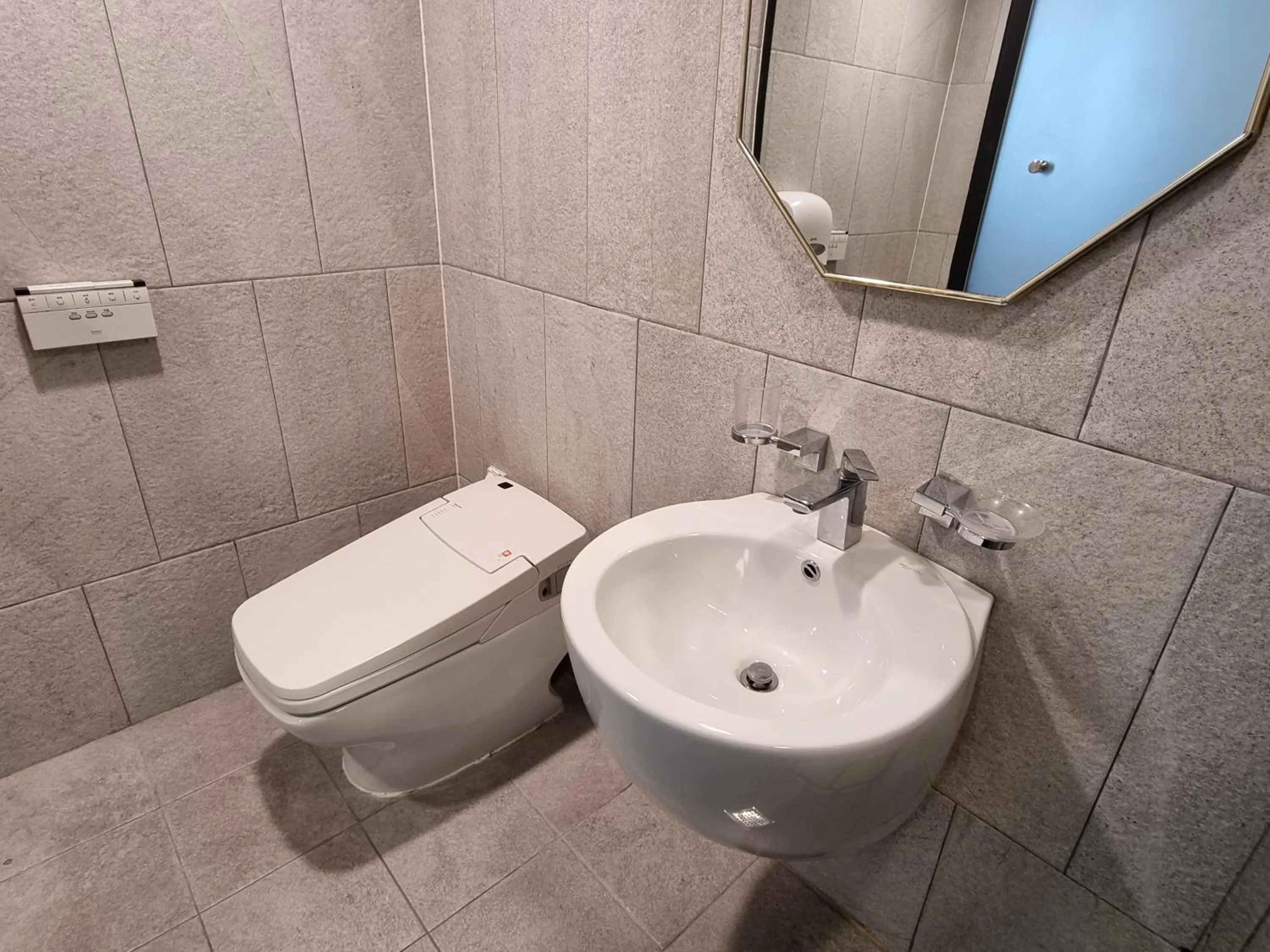 Toilet in Jamsil Funny Hotel