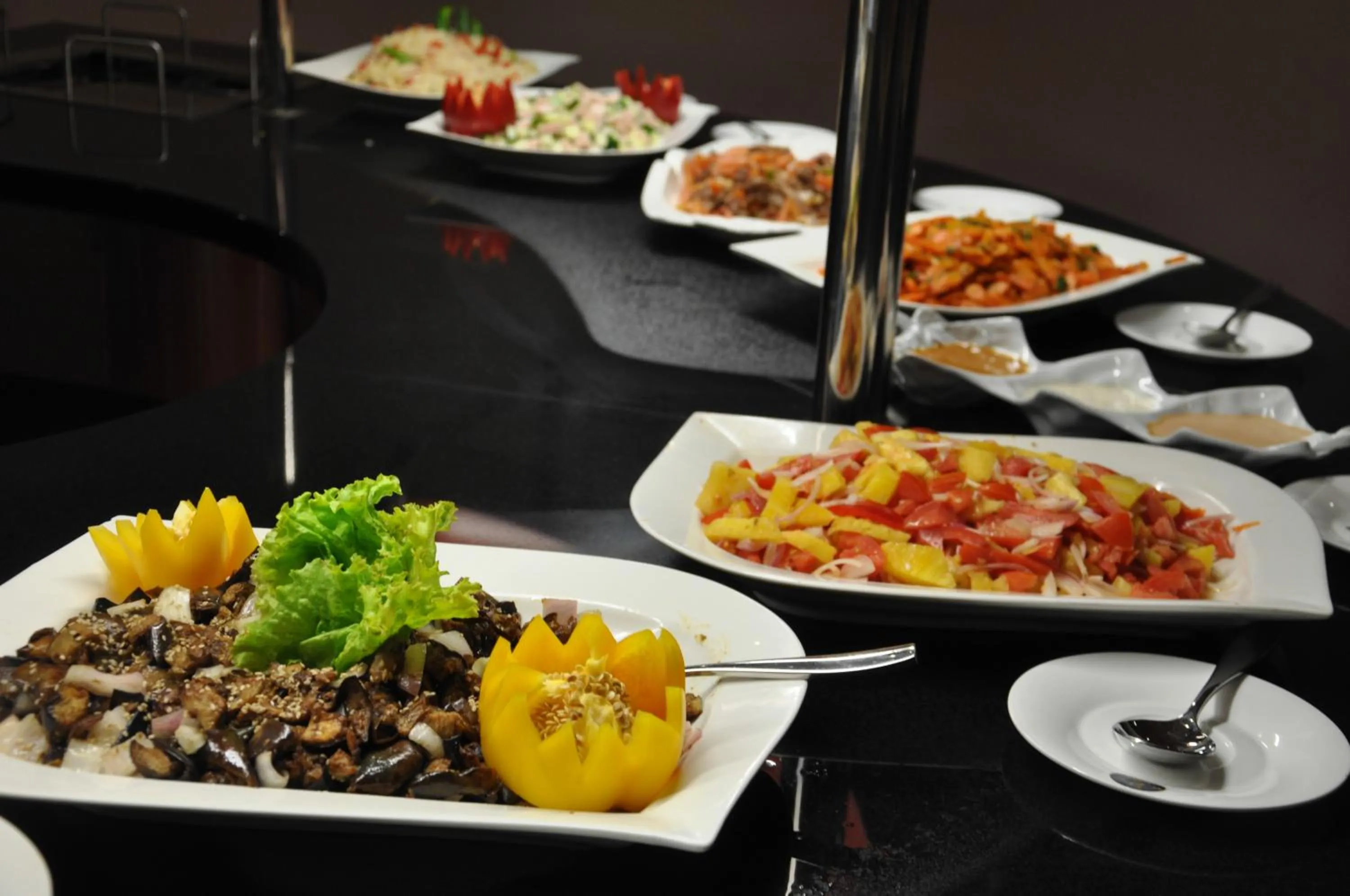 Restaurant/places to eat in Elilly International Hotel