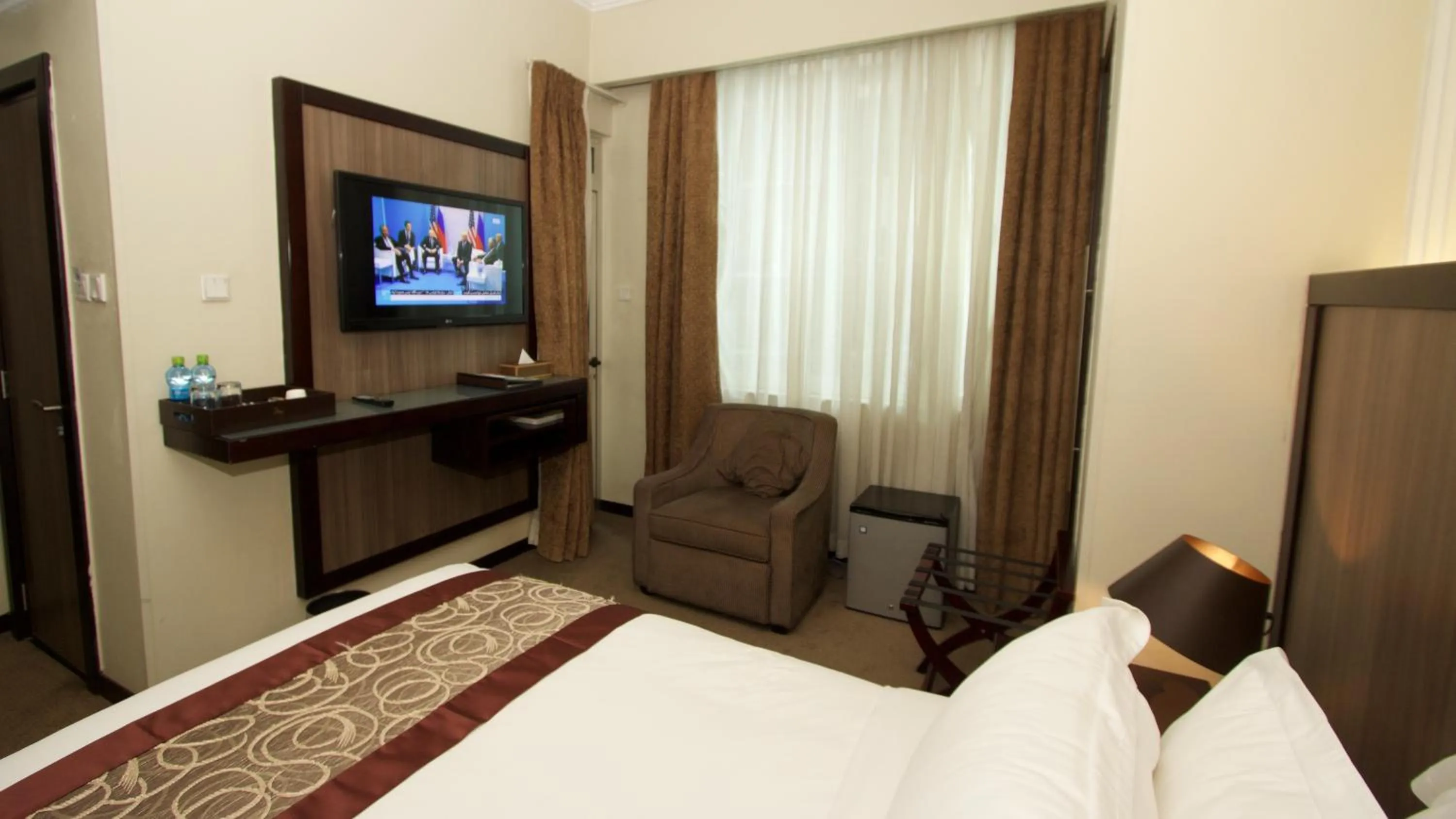 TV and multimedia, Bed in Elilly International Hotel