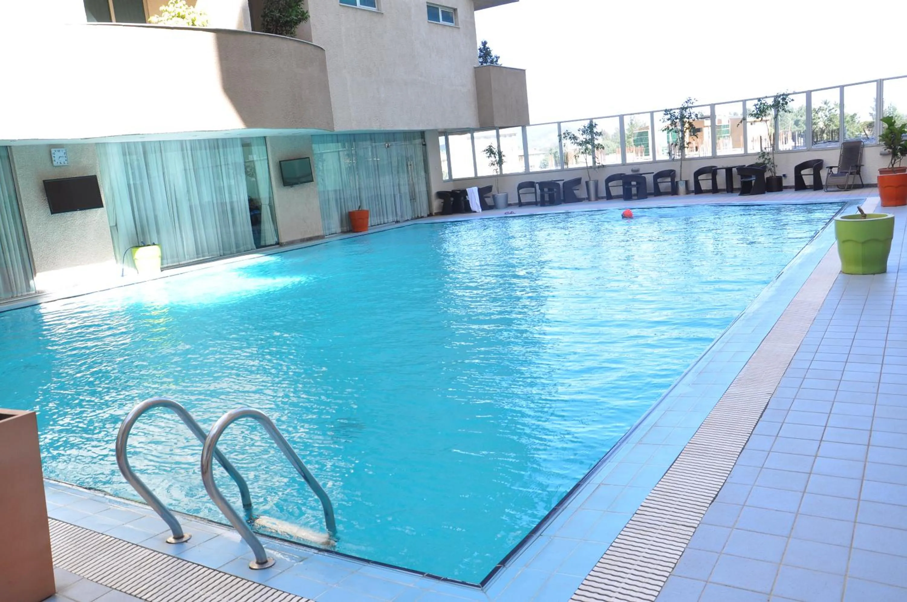 Swimming pool in Elilly International Hotel