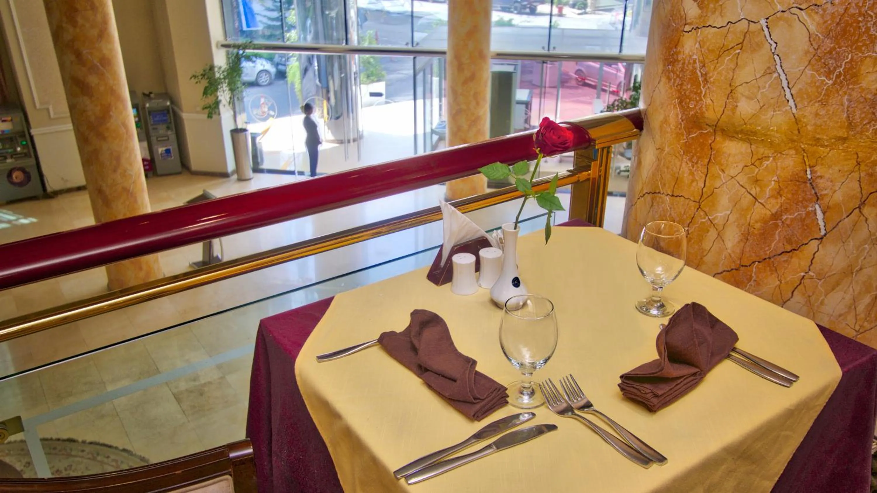 Restaurant/places to eat in Elilly International Hotel