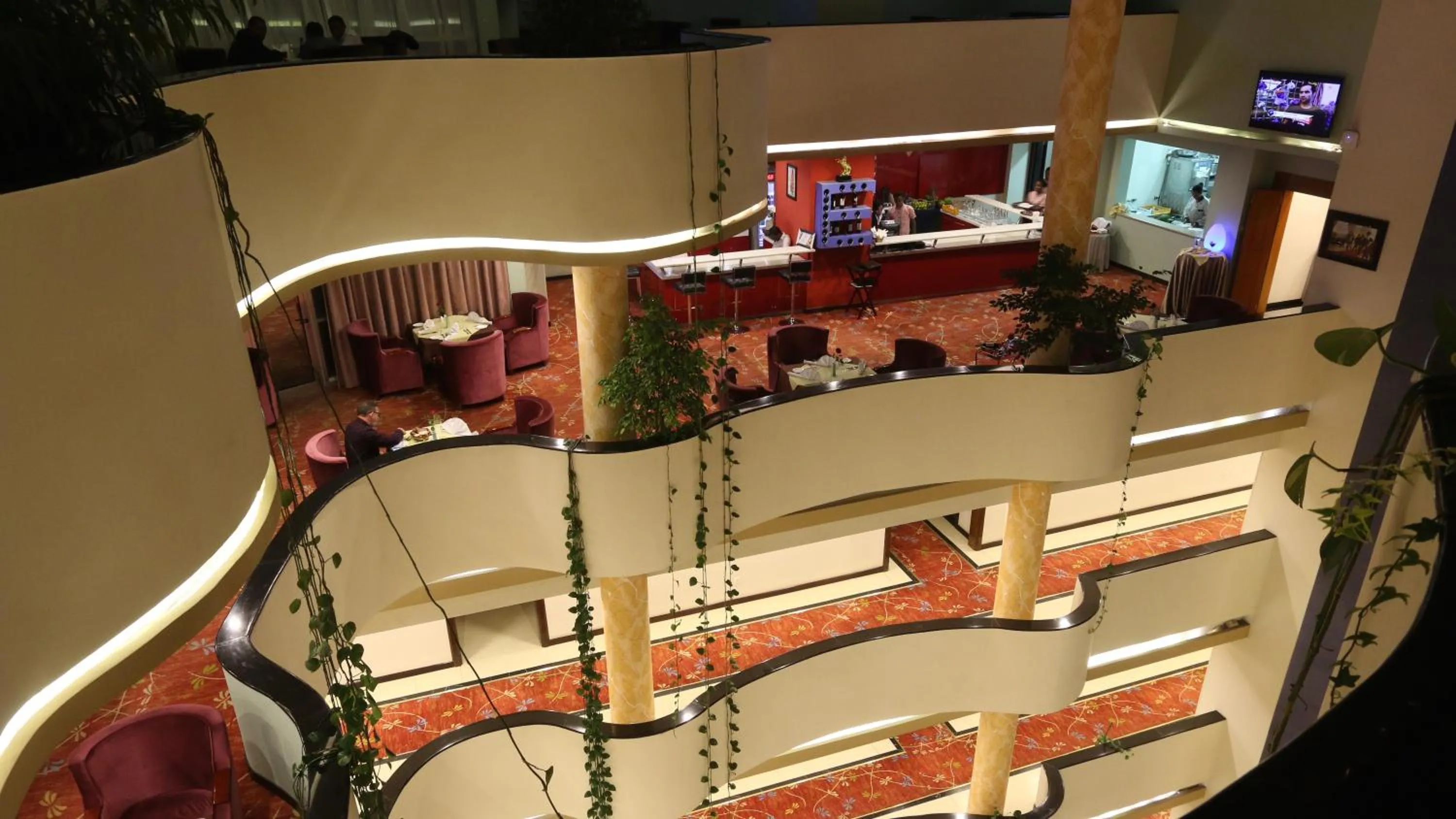 Restaurant/places to eat in Elilly International Hotel