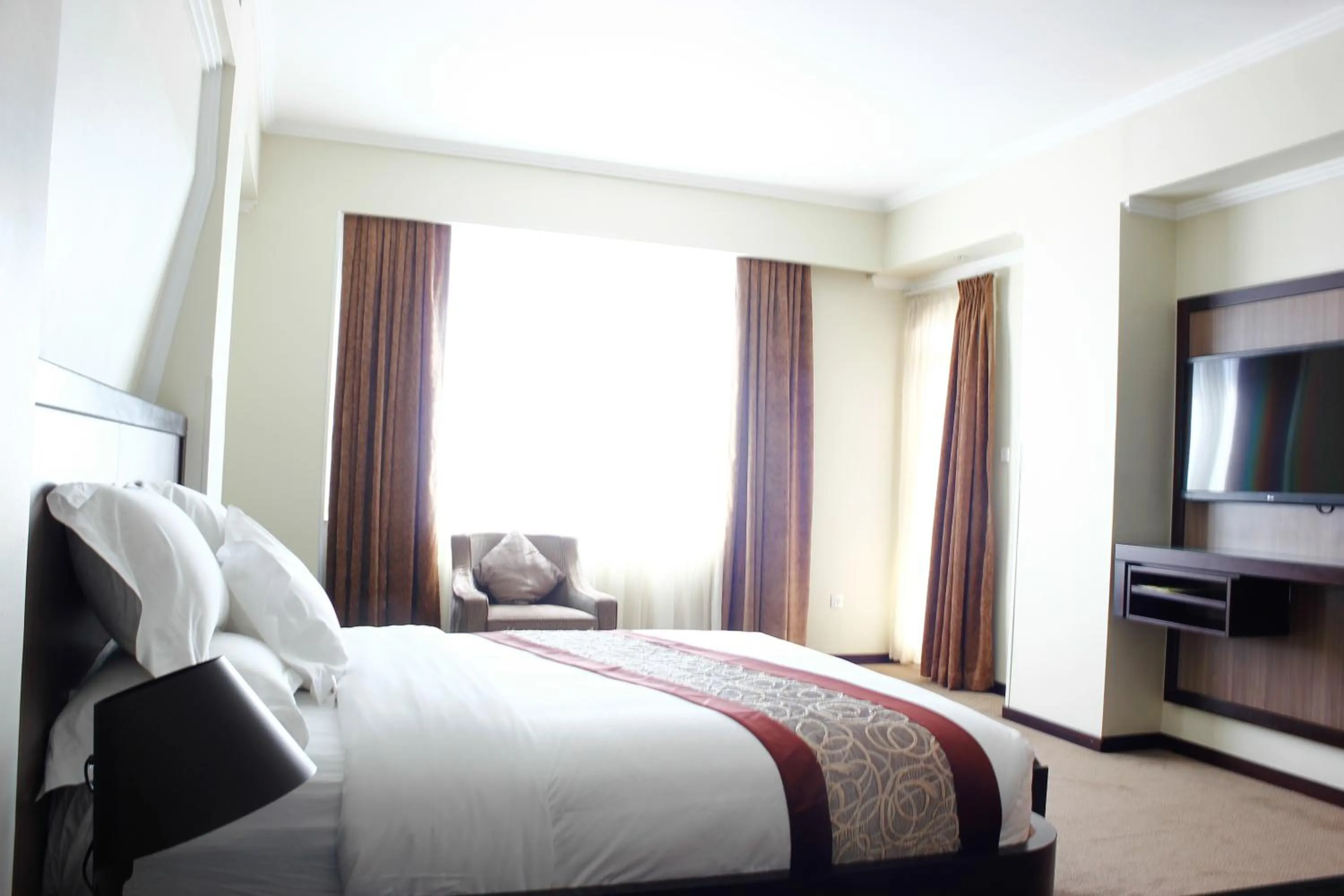 Bedroom, Bed in Elilly International Hotel