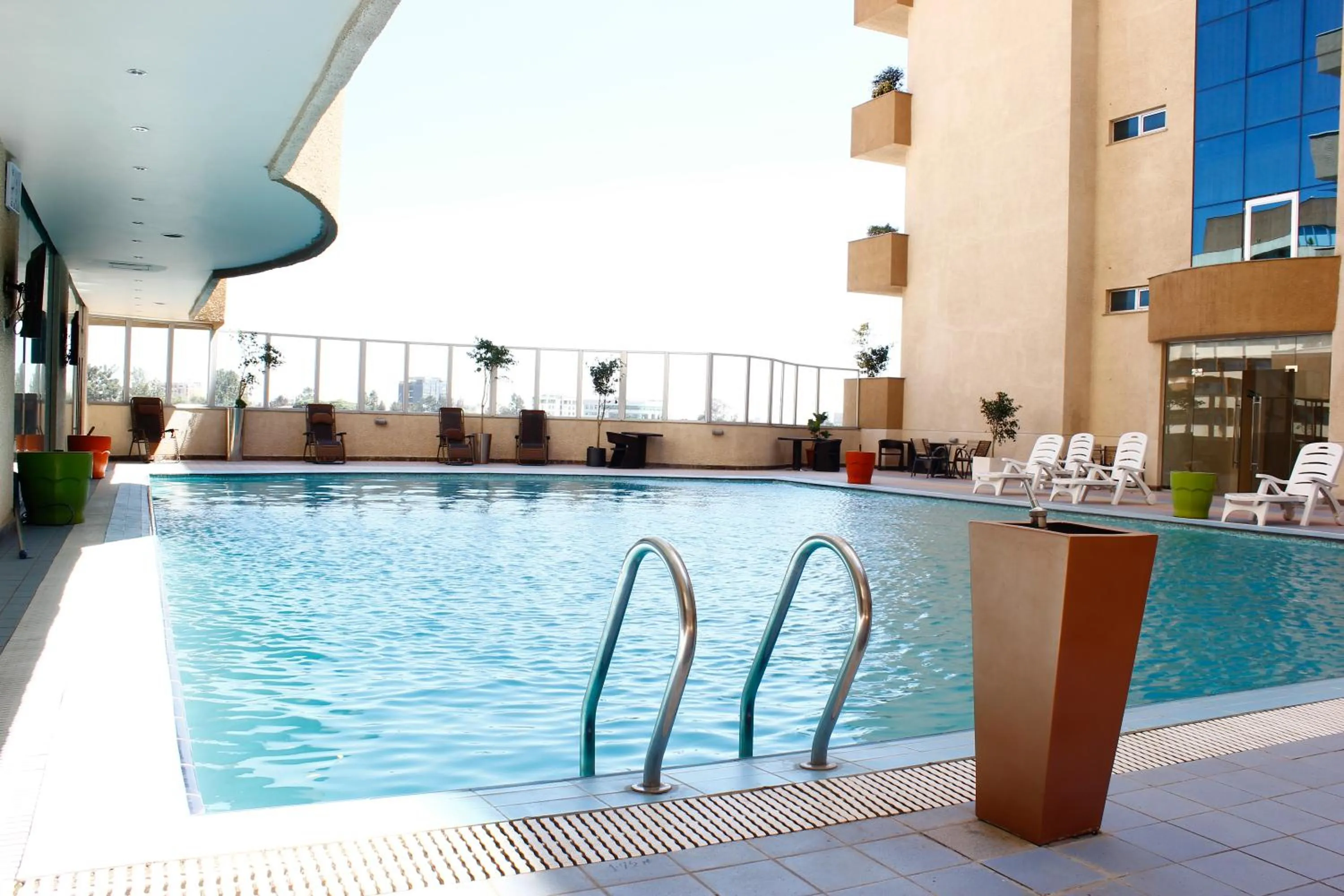 Swimming pool in Elilly International Hotel