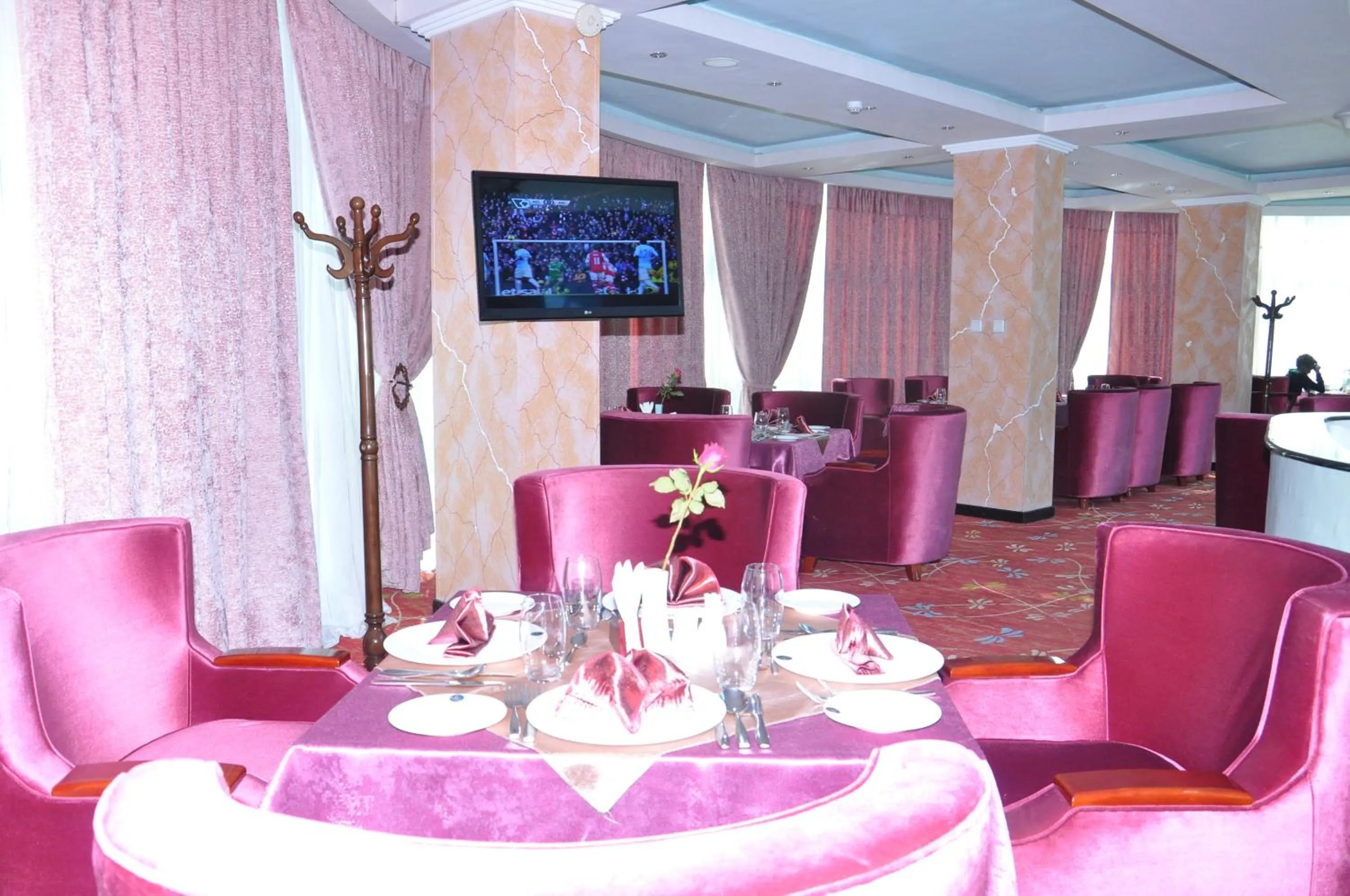 Restaurant/places to eat in Elilly International Hotel