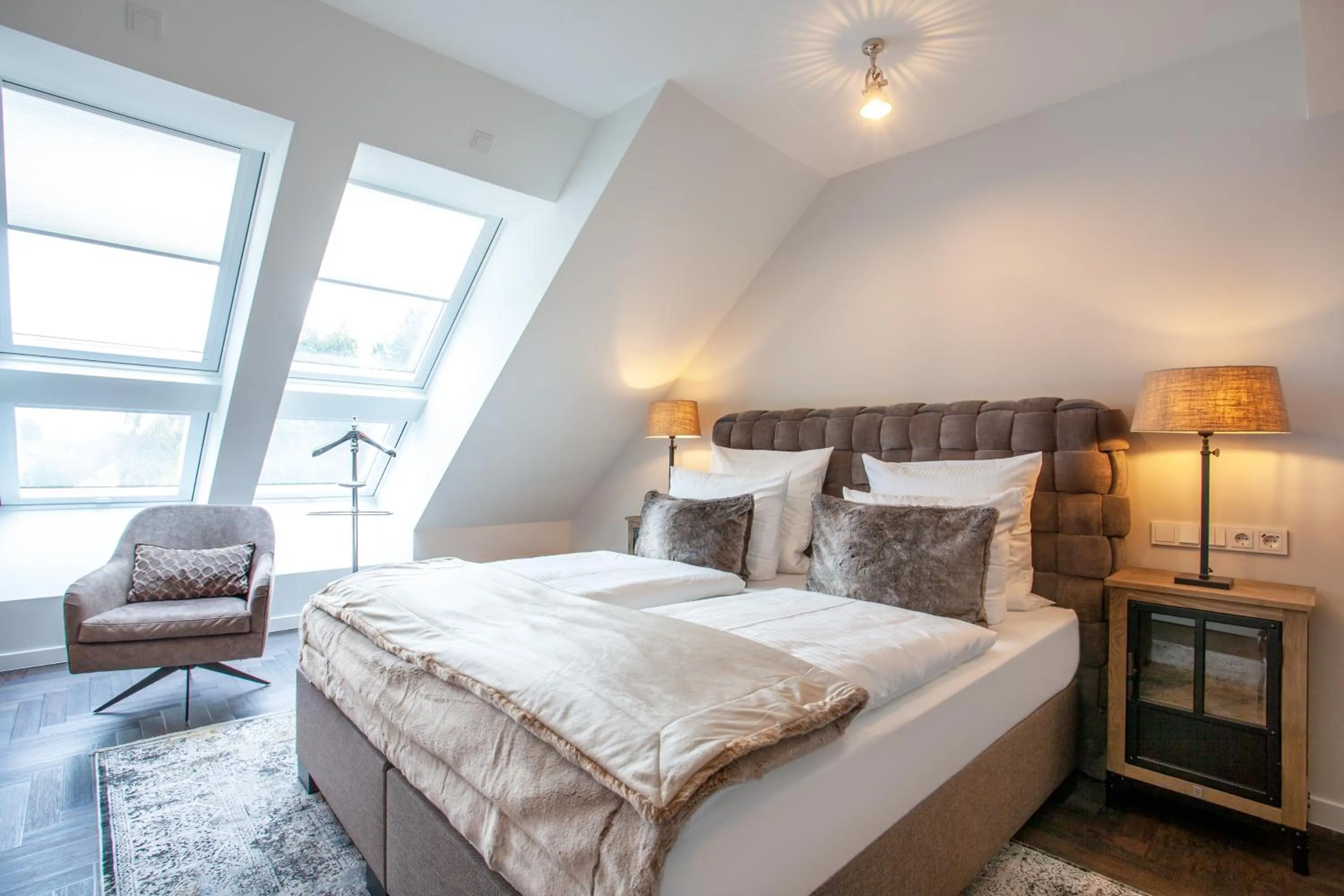 Photo of the whole room, Bed in Hotel Achterum Greetsiel