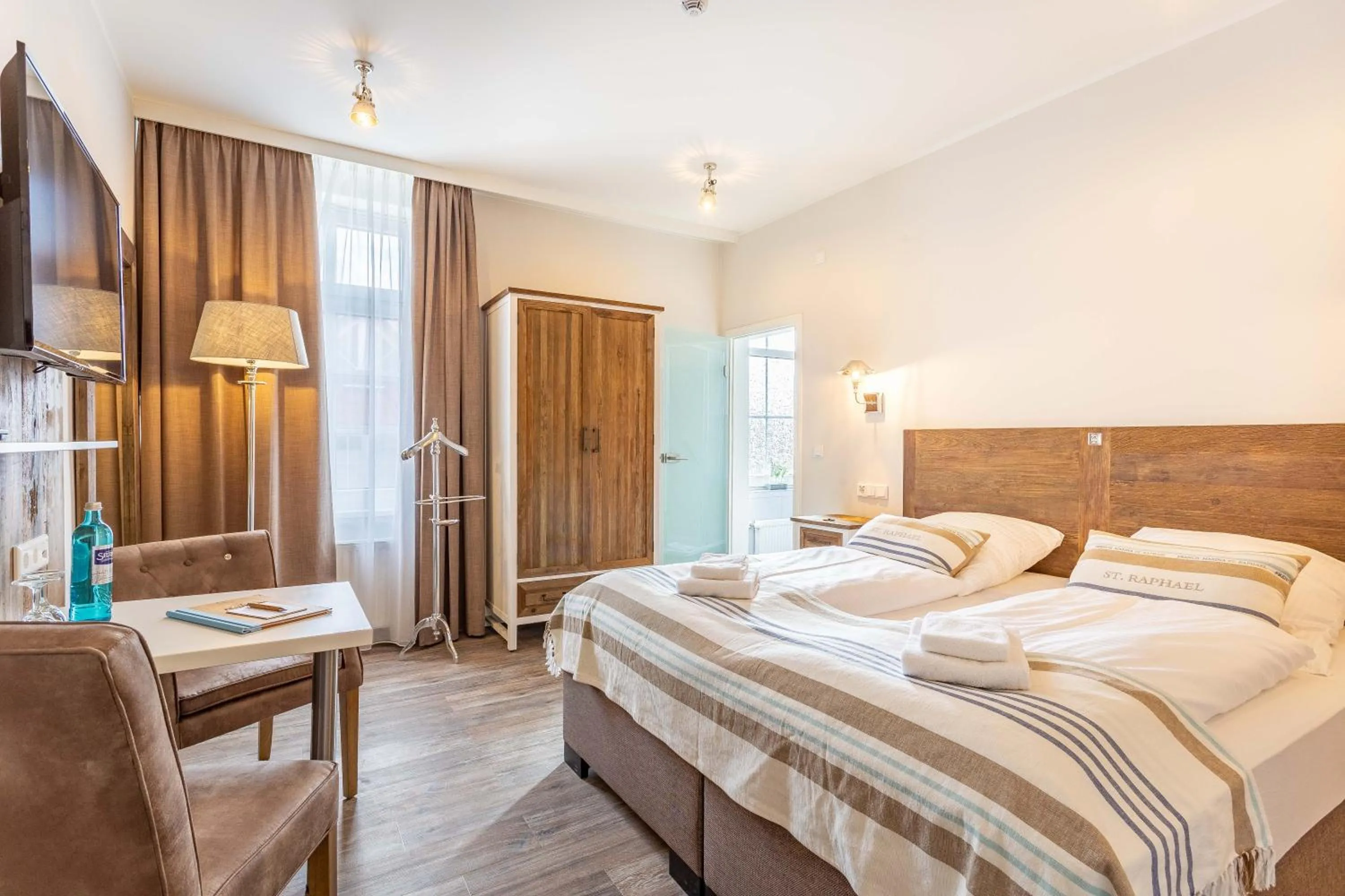 Photo of the whole room, Bed in Hotel Achterum Greetsiel