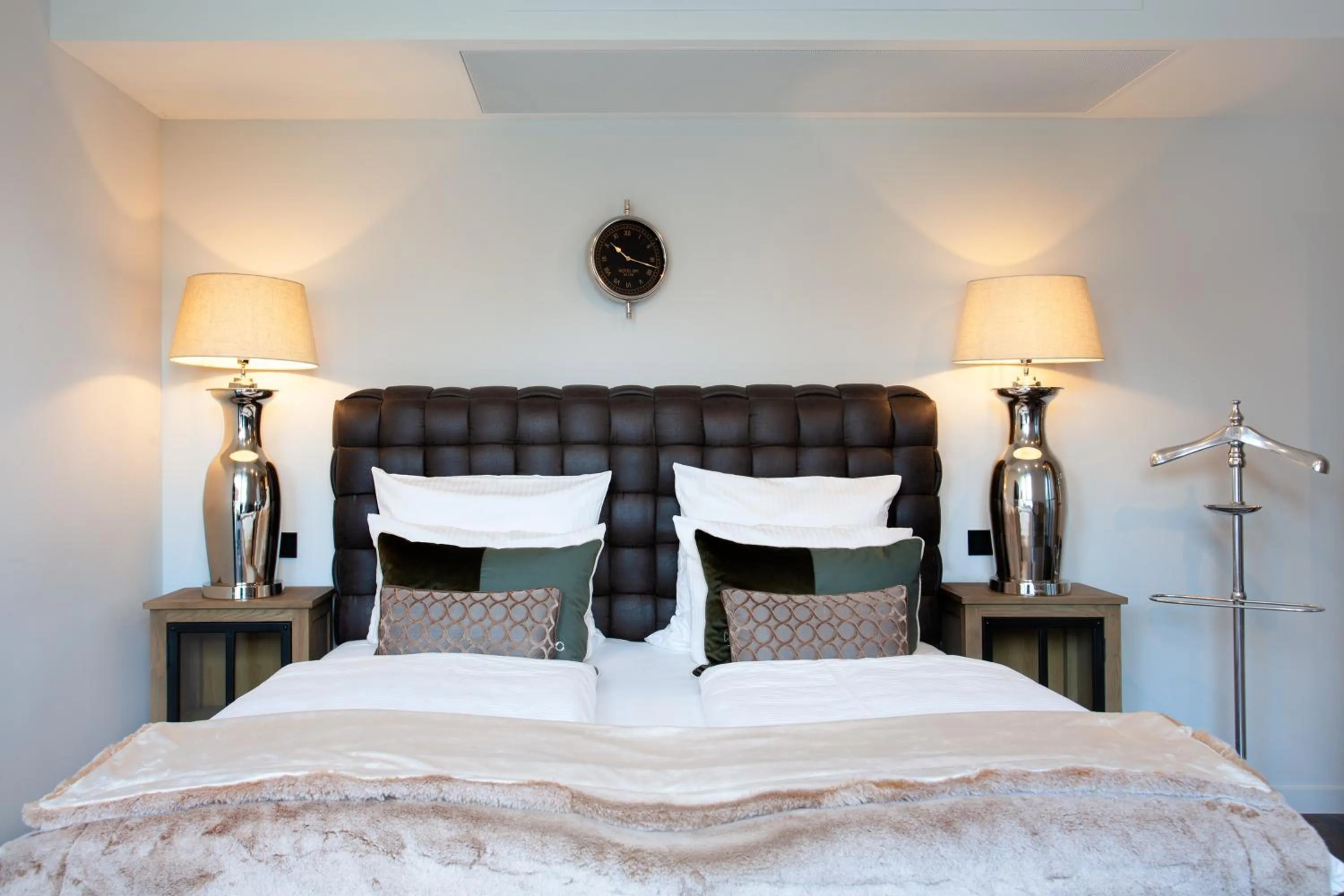 Photo of the whole room, Bed in Hotel Achterum Greetsiel