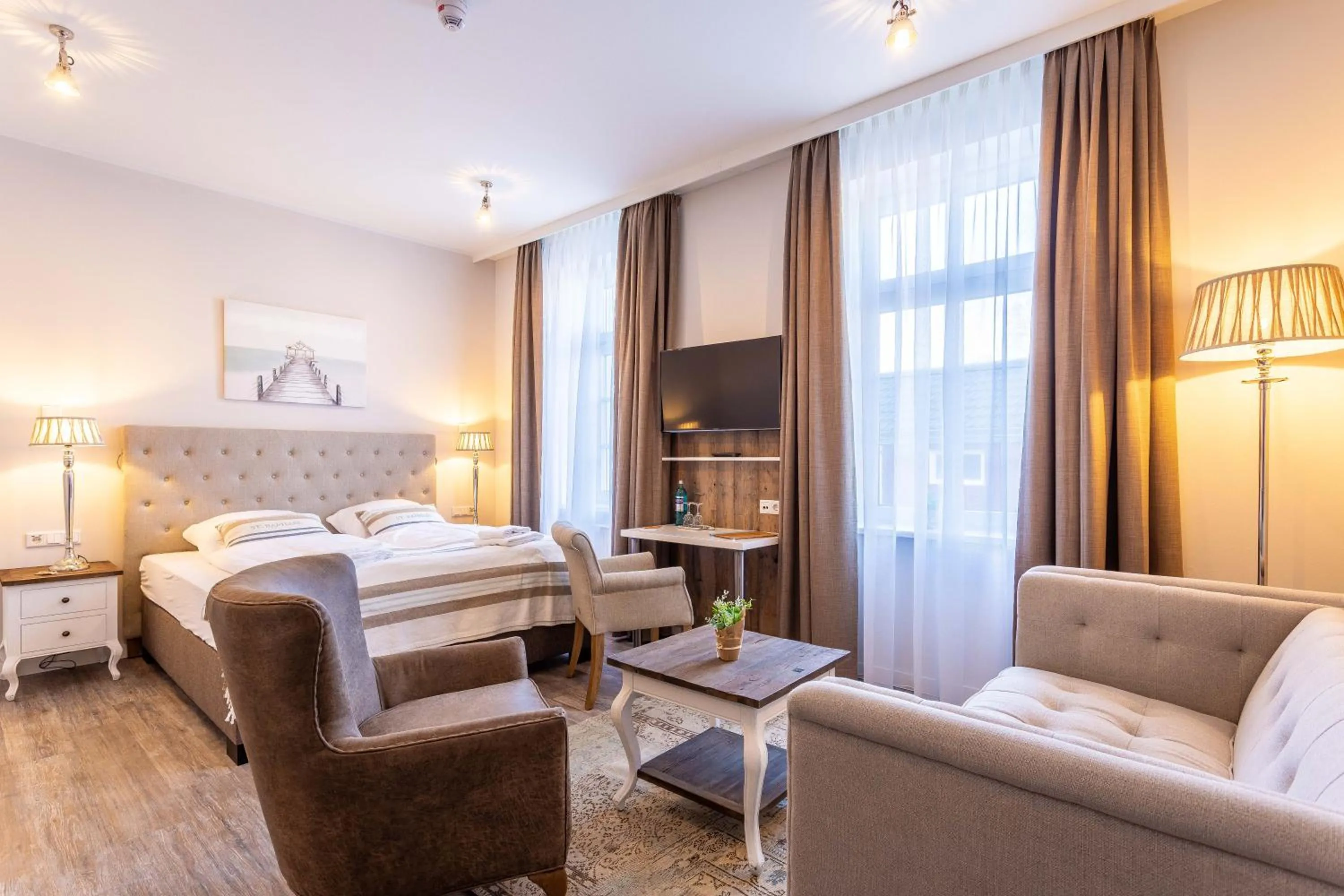 Photo of the whole room, Bed in Hotel Achterum Greetsiel